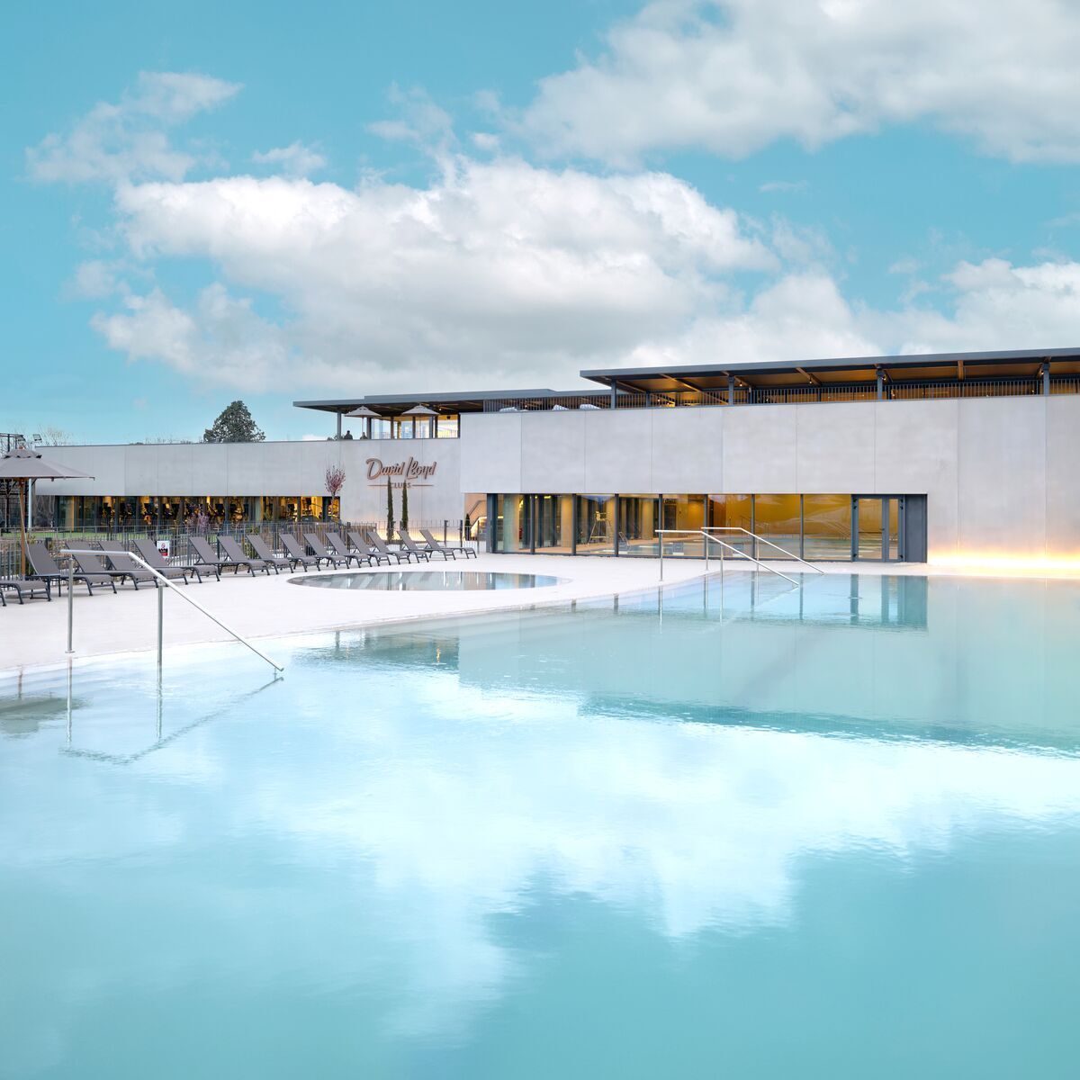 David Lloyd fachada gimnasio y piscina