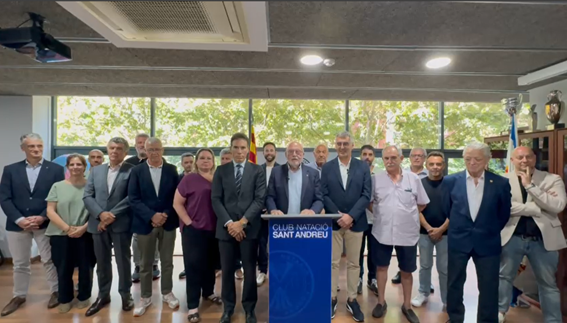 Àngel Bernet, presidente del CN Sant Andreu, acompañado de los presidentes de otros clubes y de Francesc Casabella, presidente de la Associació de Clubs de Natació de Catalunya