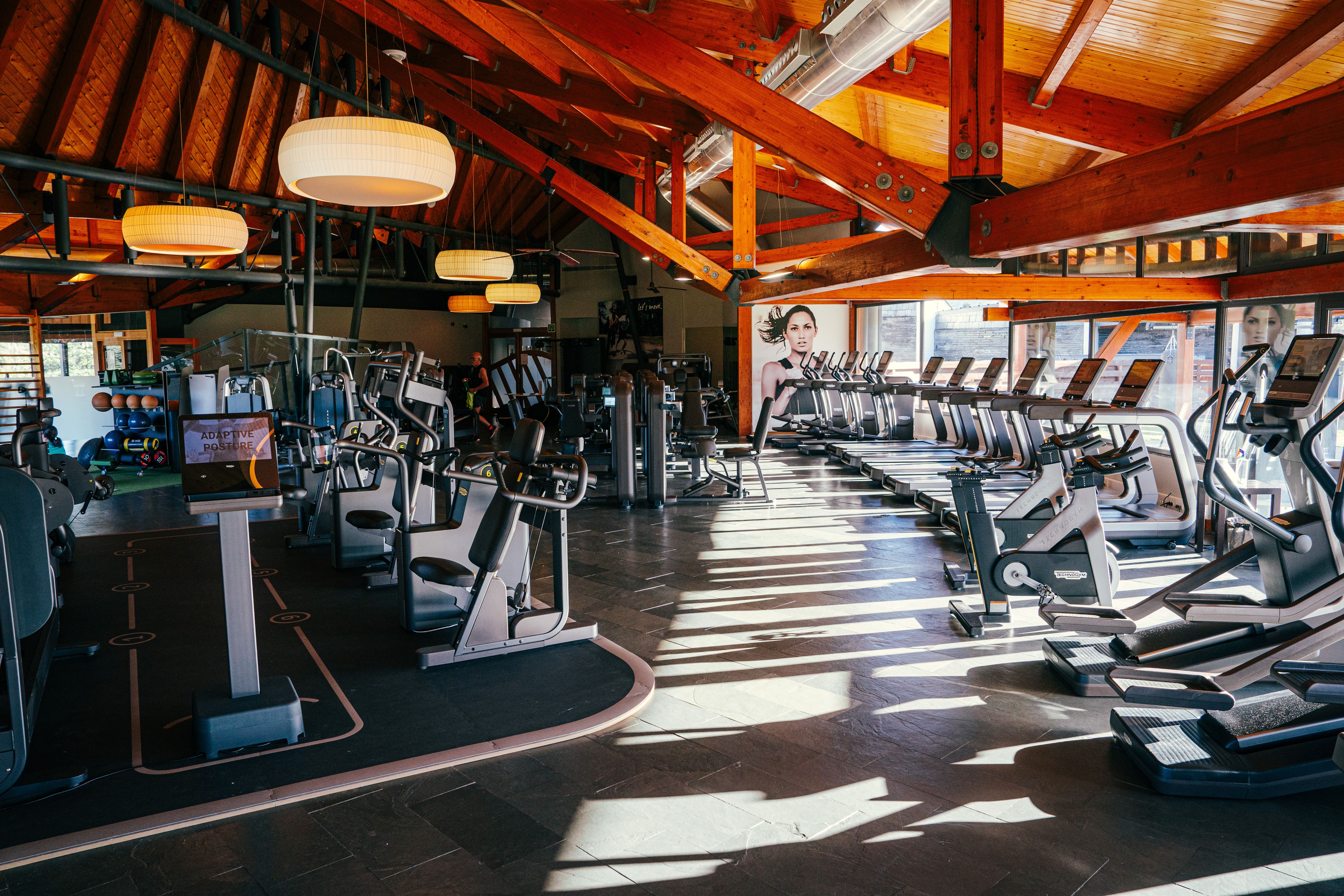 Zona fitness del gimnasio Fontanals Golf Club equipado por Technogym