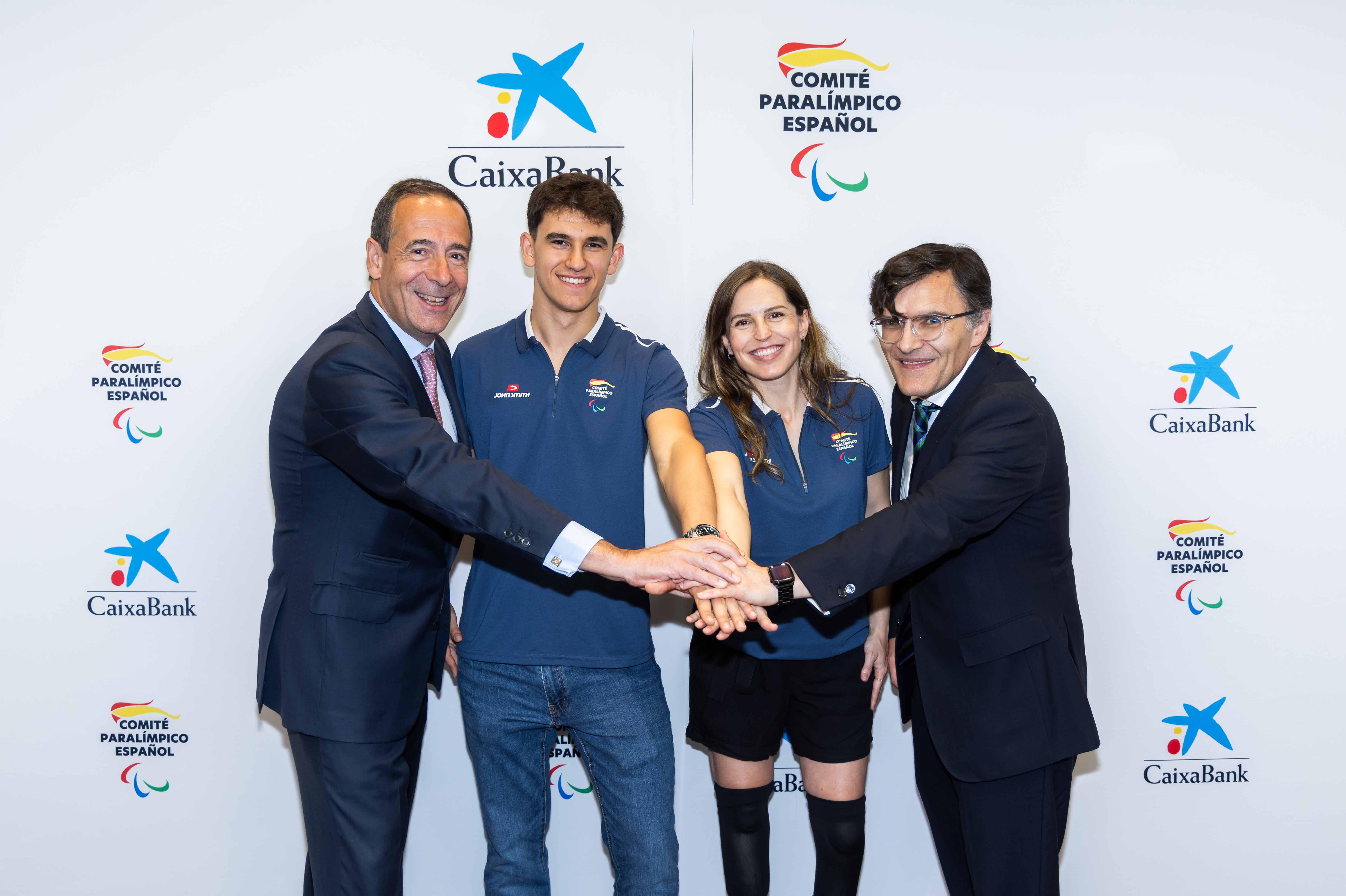 Alberto Duran, presidente del Comité Paralímpico Español; Gonzalo Gortázar, consejero delegado de CaixaBank; y los atletas paralímpicos Sara Andrés y Ander Cepas