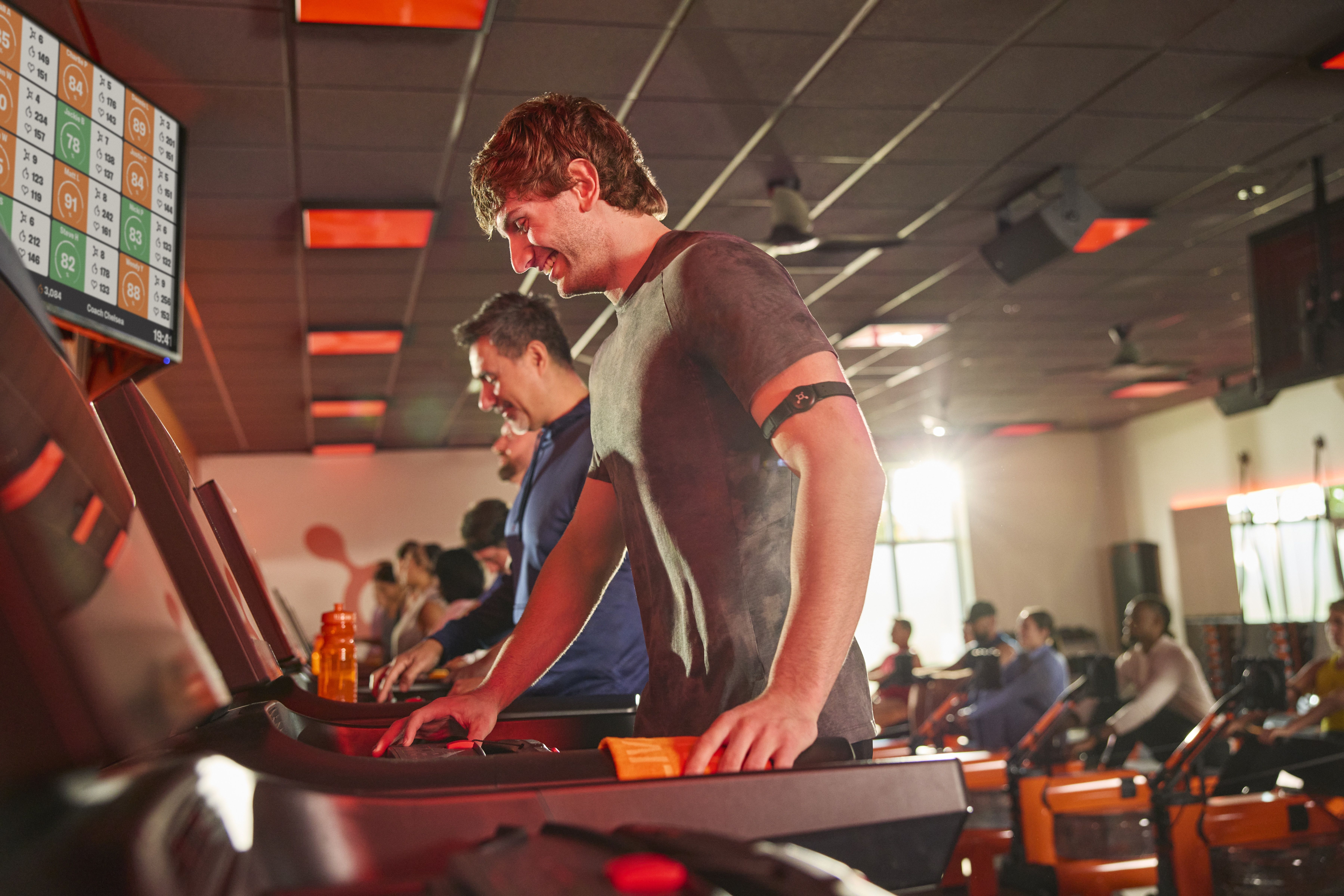 Una pantalla monitoriza los datos de entrenamiento de los usuarios de Orangetheory Fitness