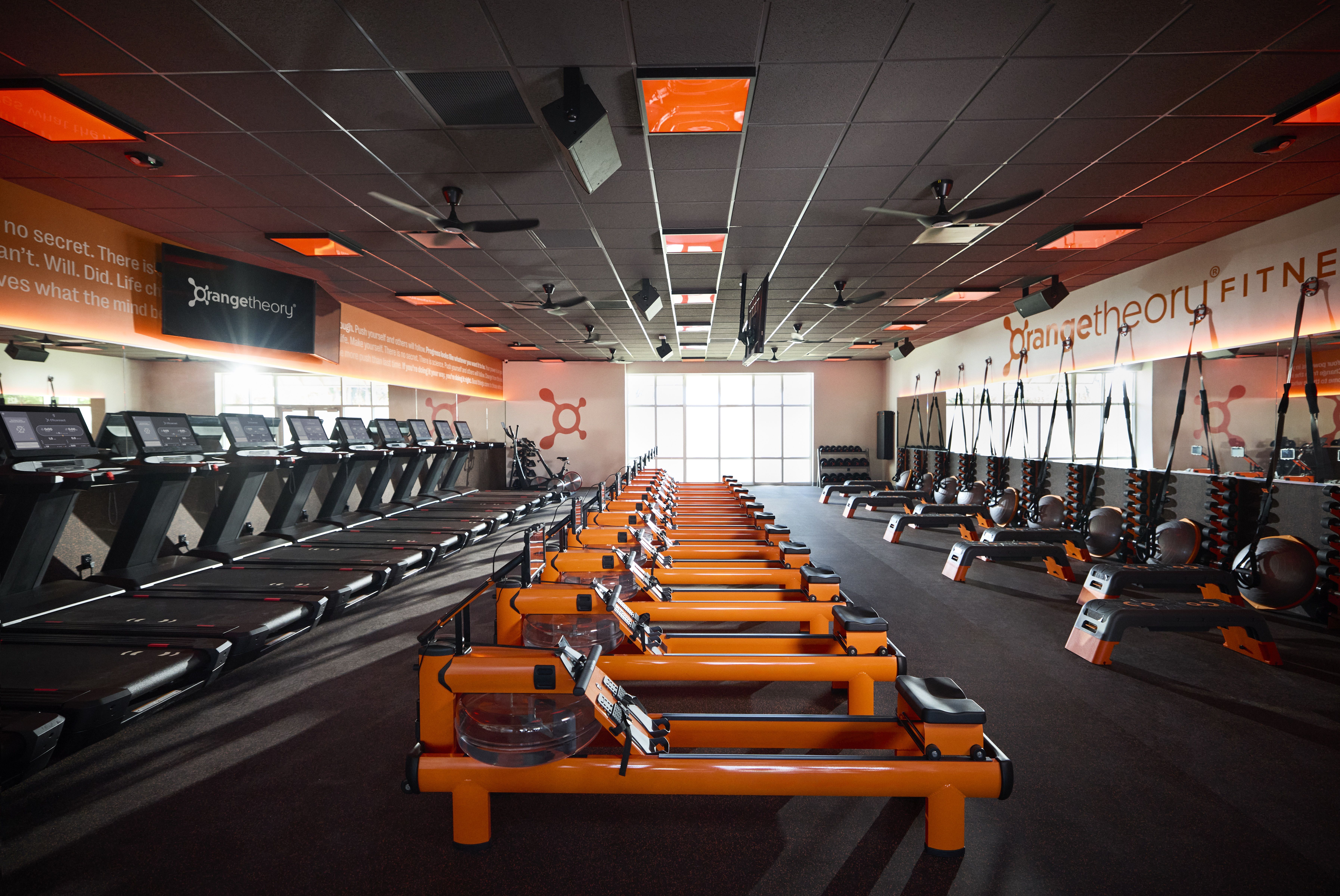 Las diferentes estaciones de entrenamiento de un gimnasio de Orangetheory Fitness
