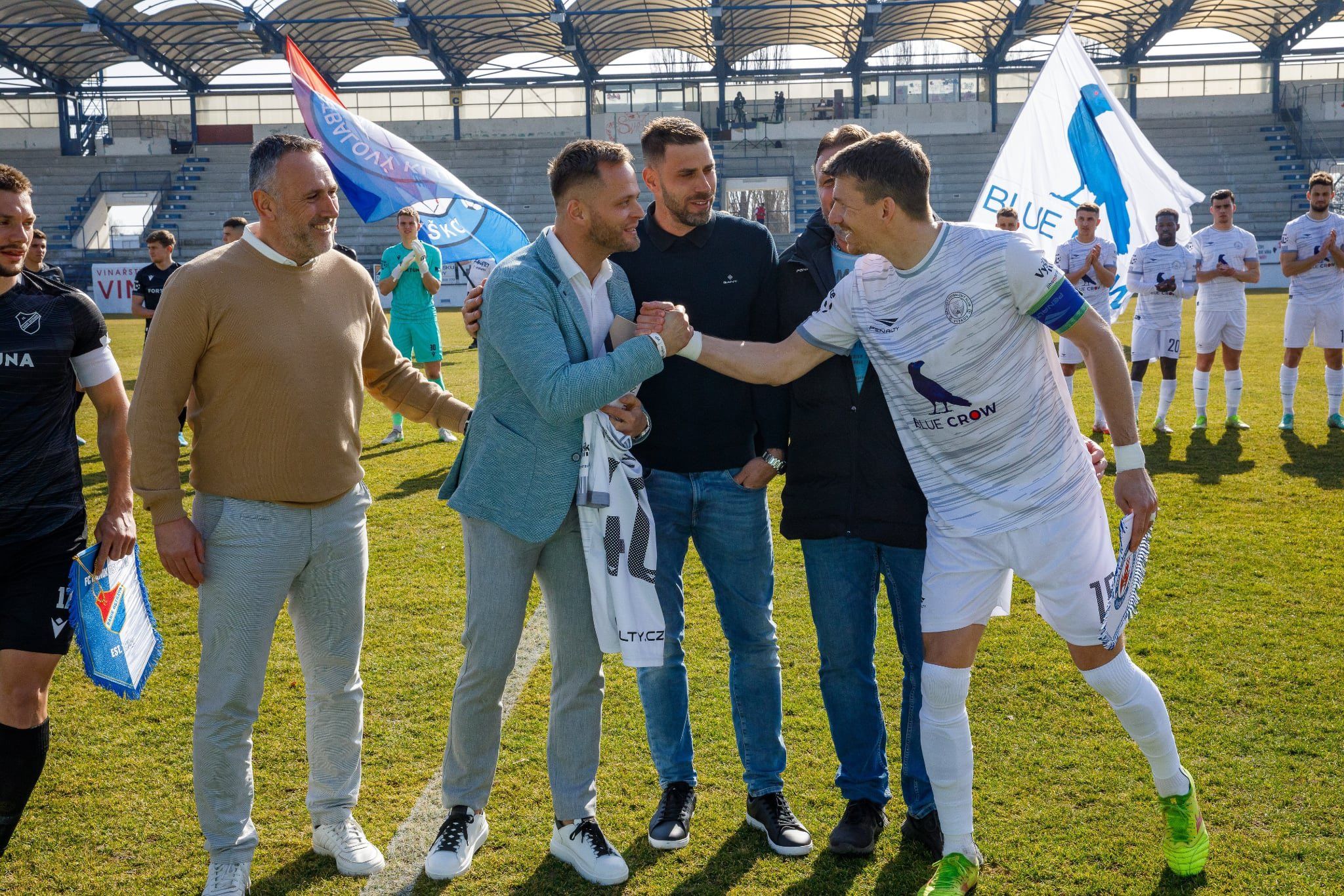 Blue Crow Sports Vyskov Republica Checa holding 2025