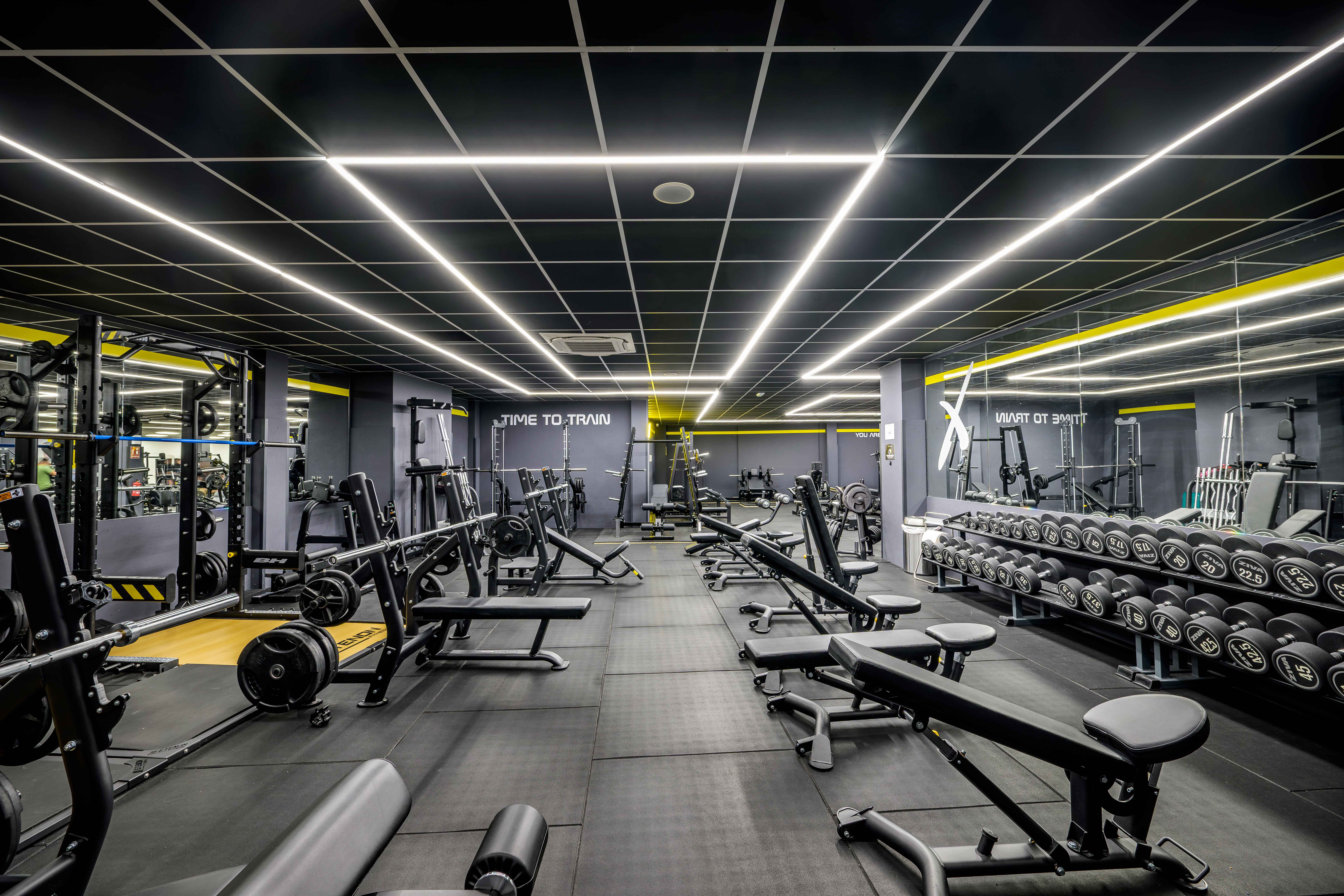 Sala de peso libre del gimnasio Xfitness de Getafe