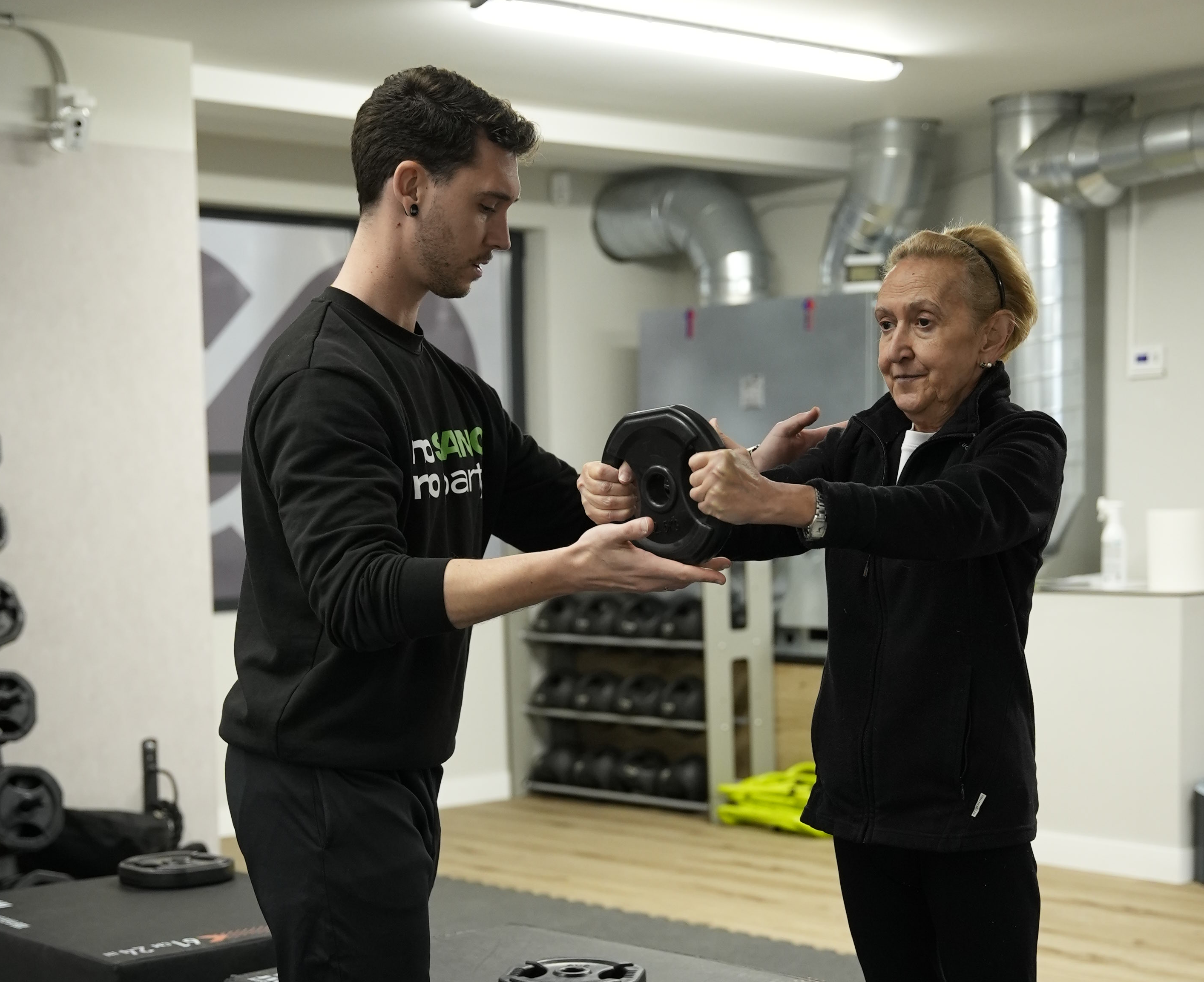 Entrenamiento con disco en un gimnasio de Sano Center