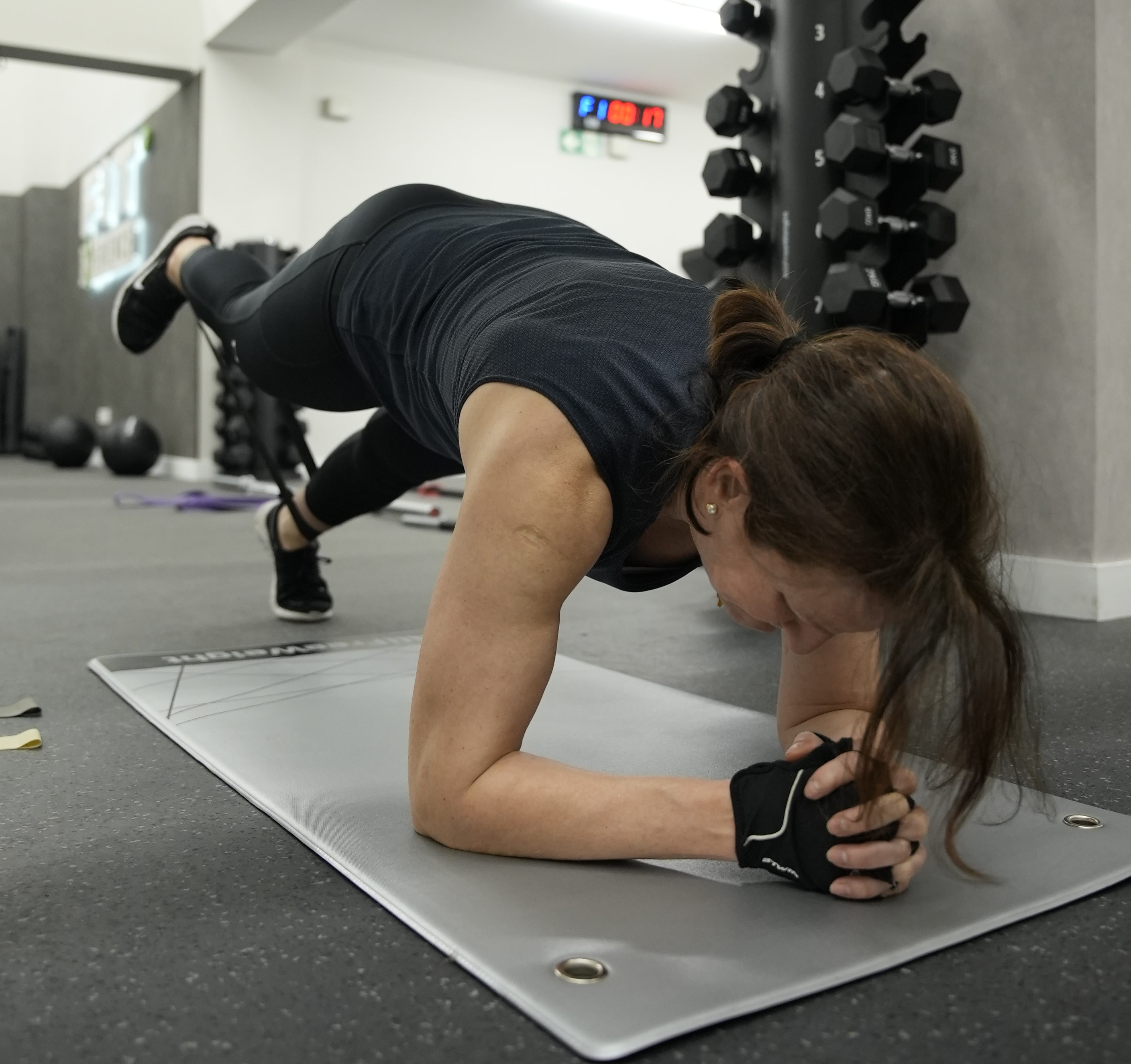 Entrenamiento de flexiones en un gimnasio de Sano Center