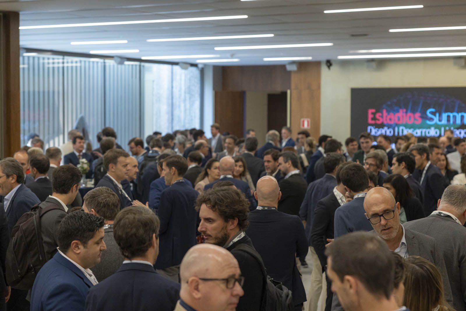 Momento de networking en Estadios Summit 2024
