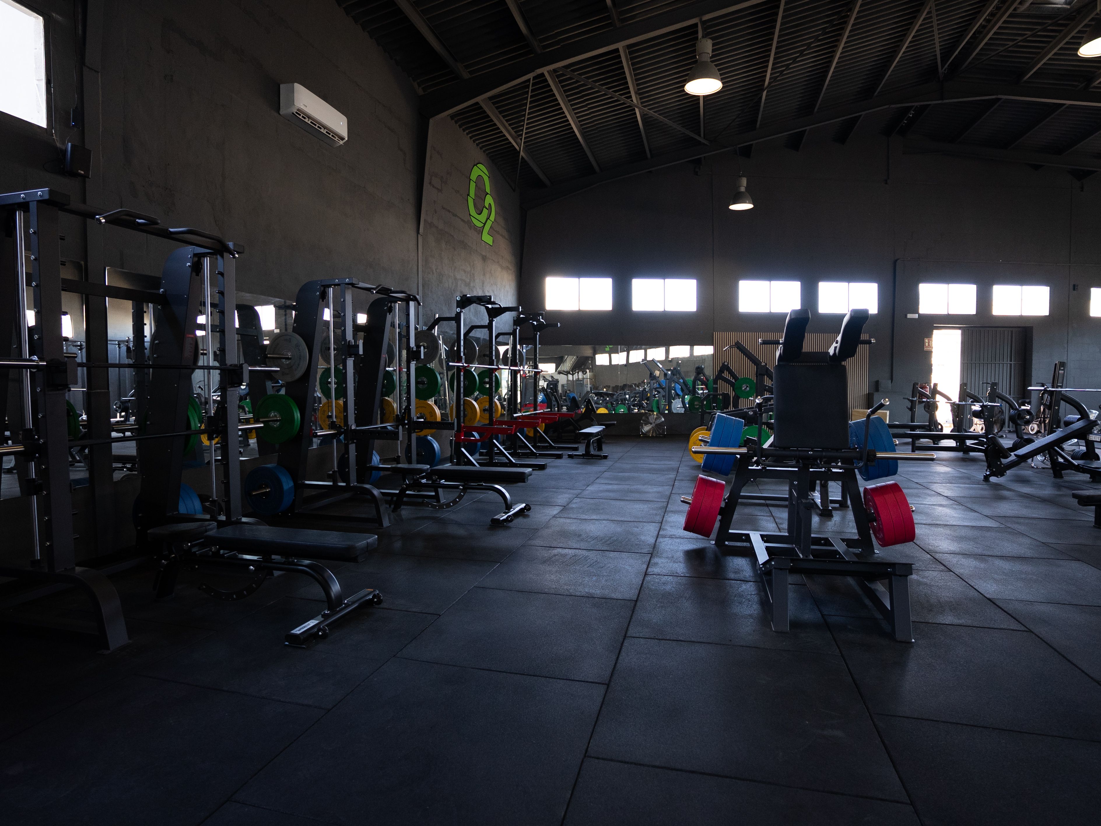 Sala de peso libre equipada por Titanium Strength