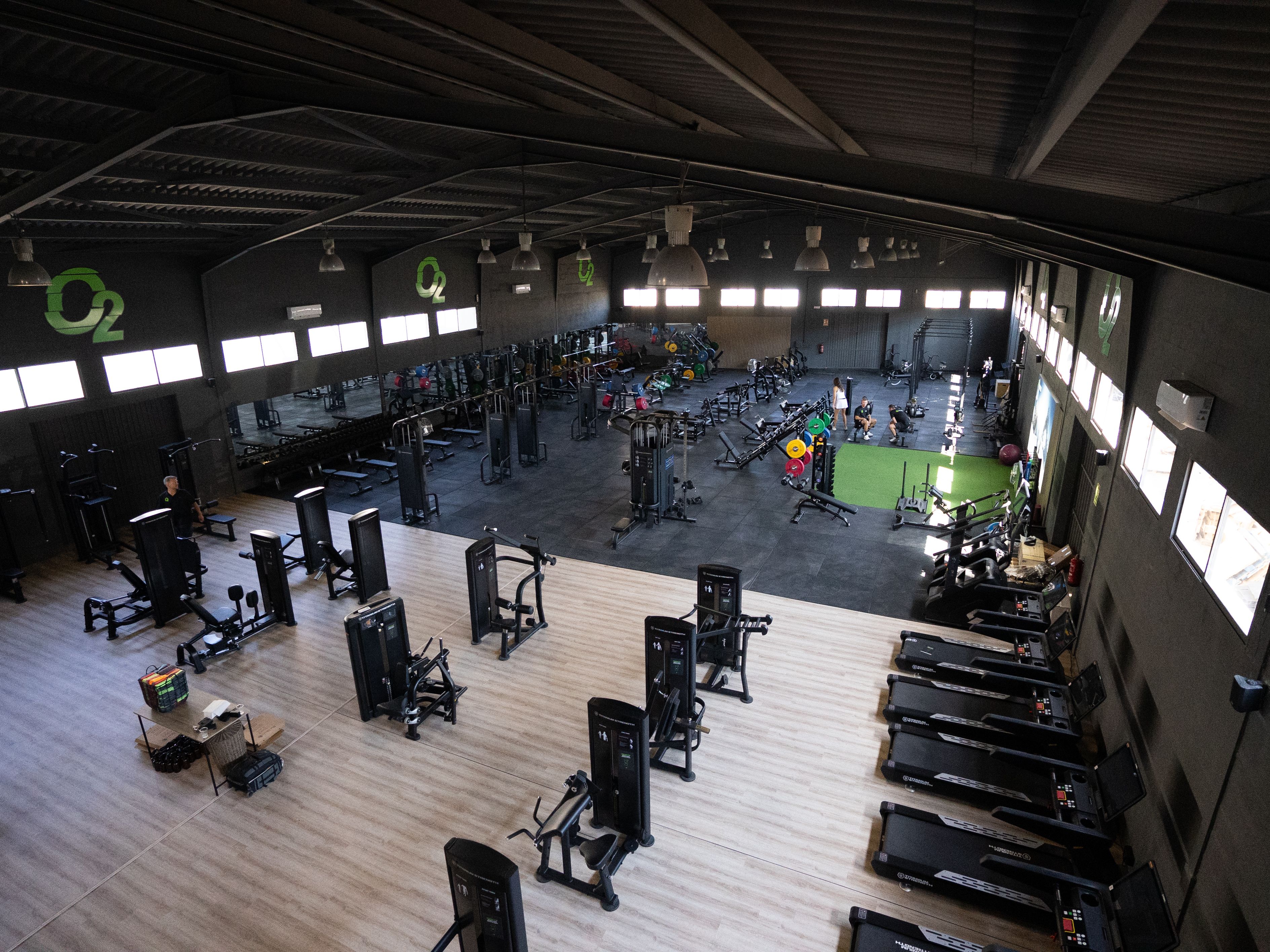 Sala diáfana del gimnasio equipada por Titanium Strength