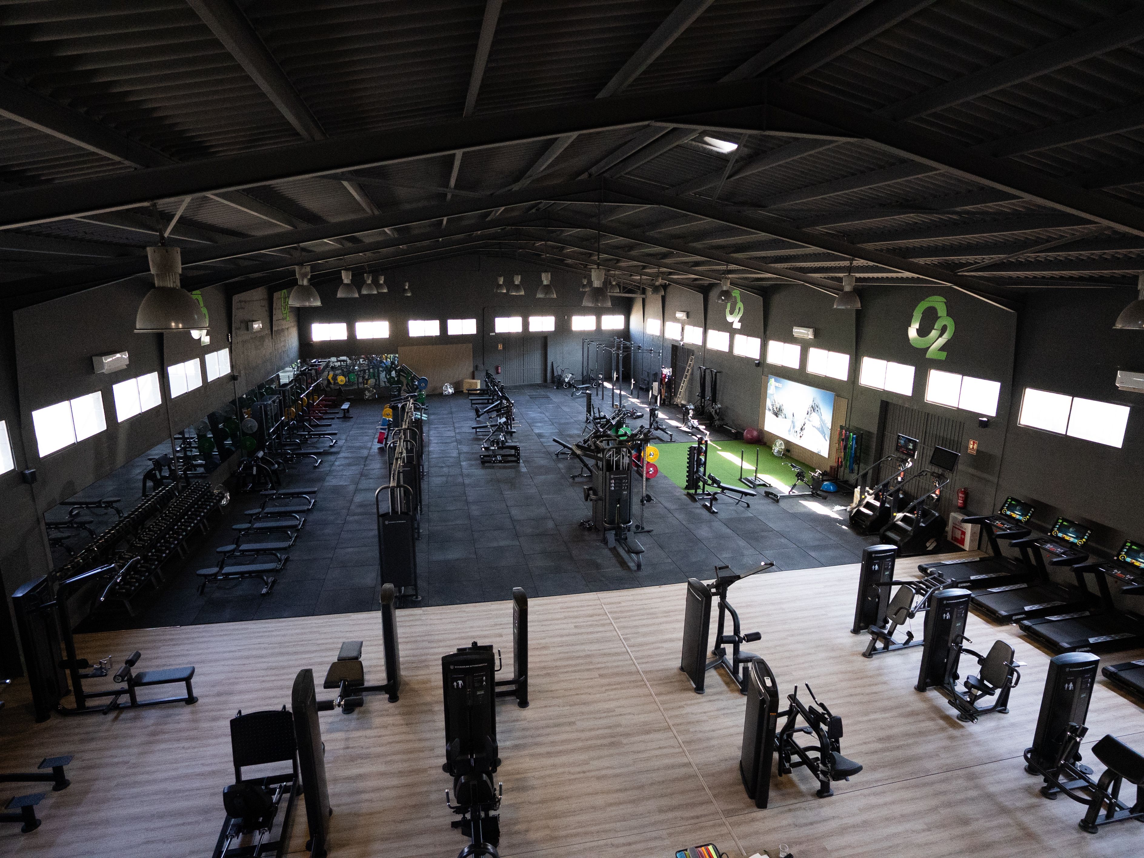 Titanium Strength cuenta tanto con equipamiento de fuerza como de cardio