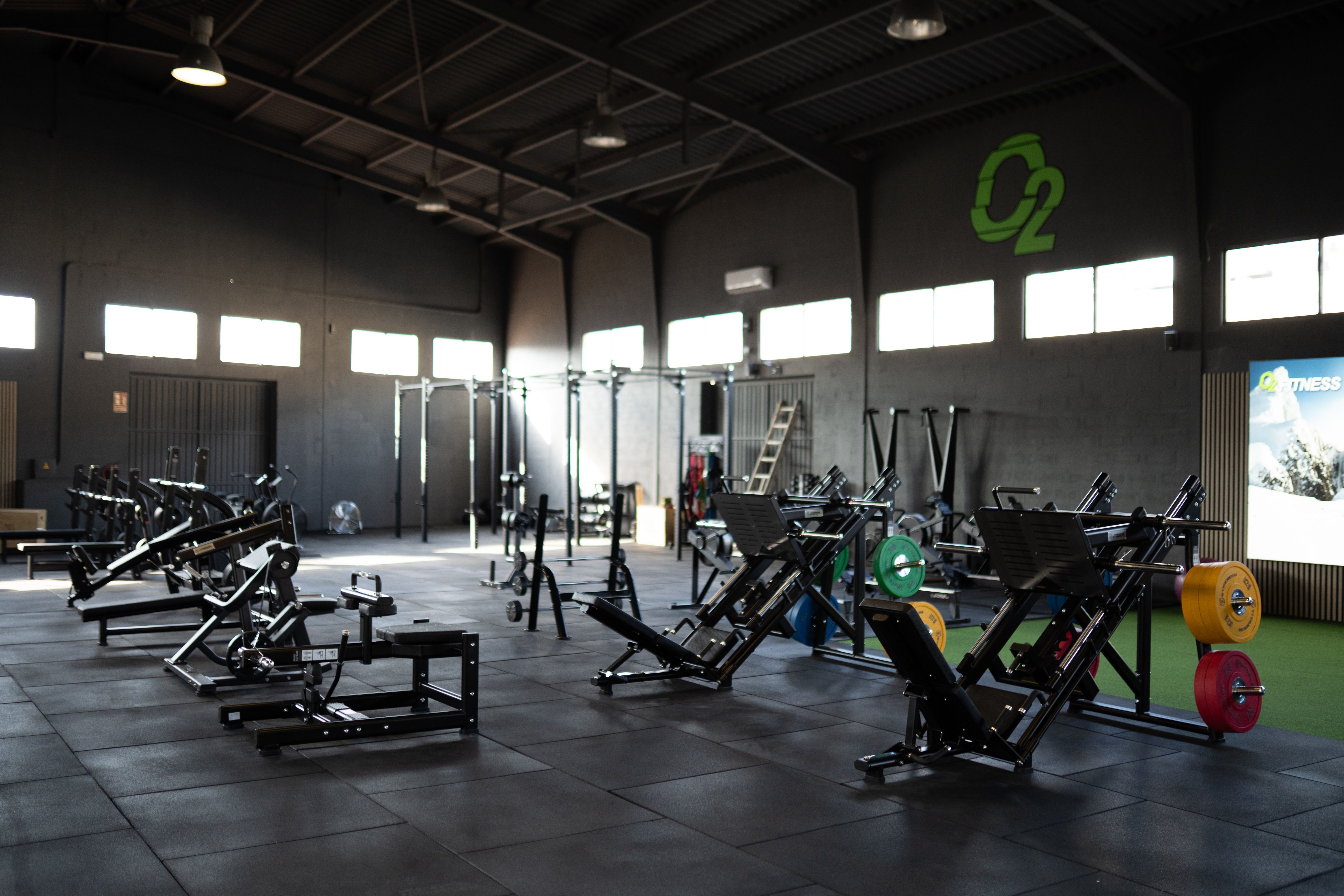 Zona de peso libre del gimnasio equipado por Titanium Strength