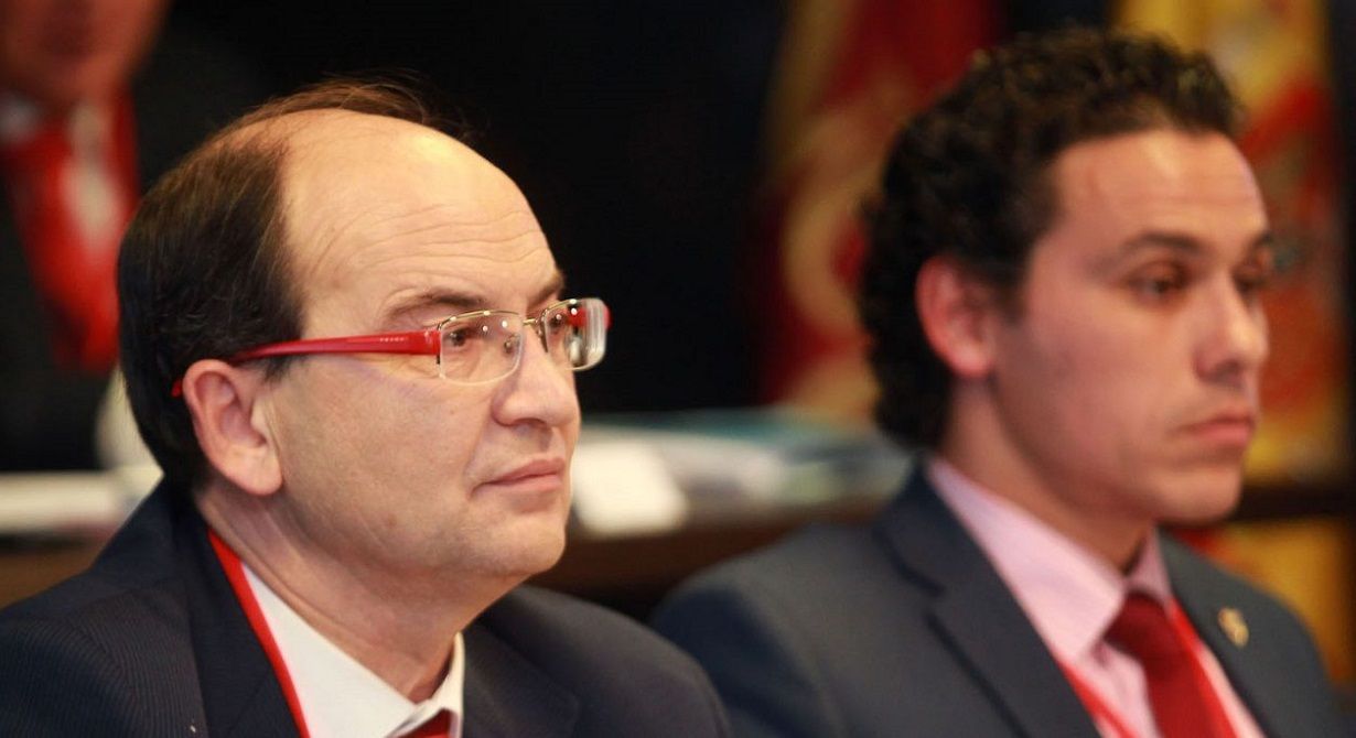 José Castro, en primer plano, junto a José María del Nido Carrasco, hijo del expresidente del Sevilla 