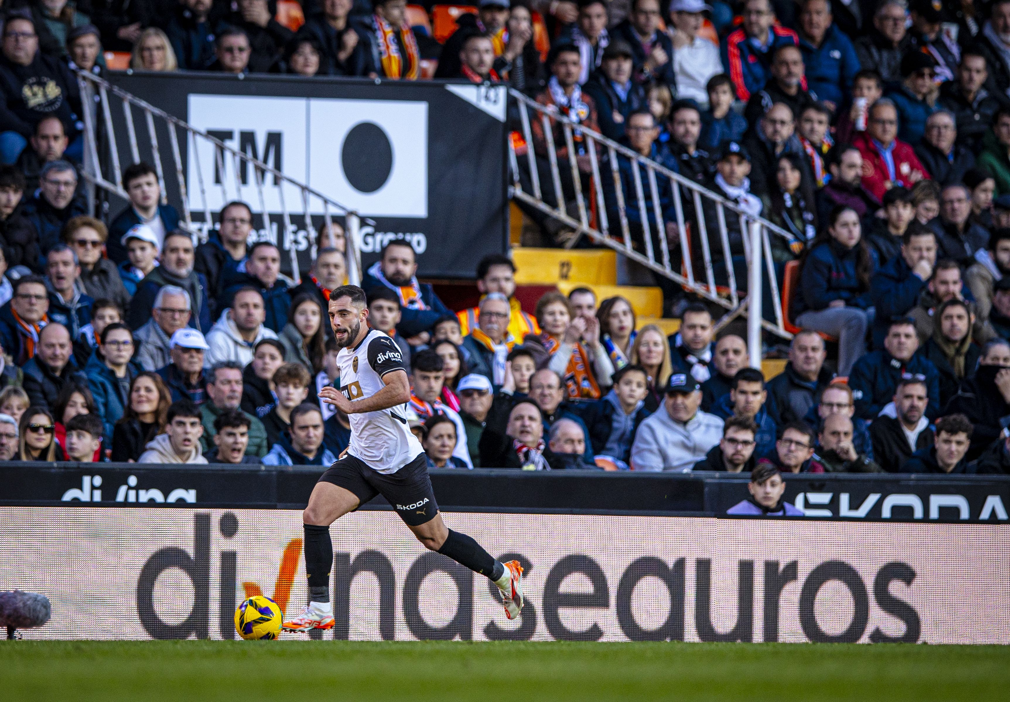 El jugador valencianista Luis Rioja, en el partido contra el Celta de Vigo.