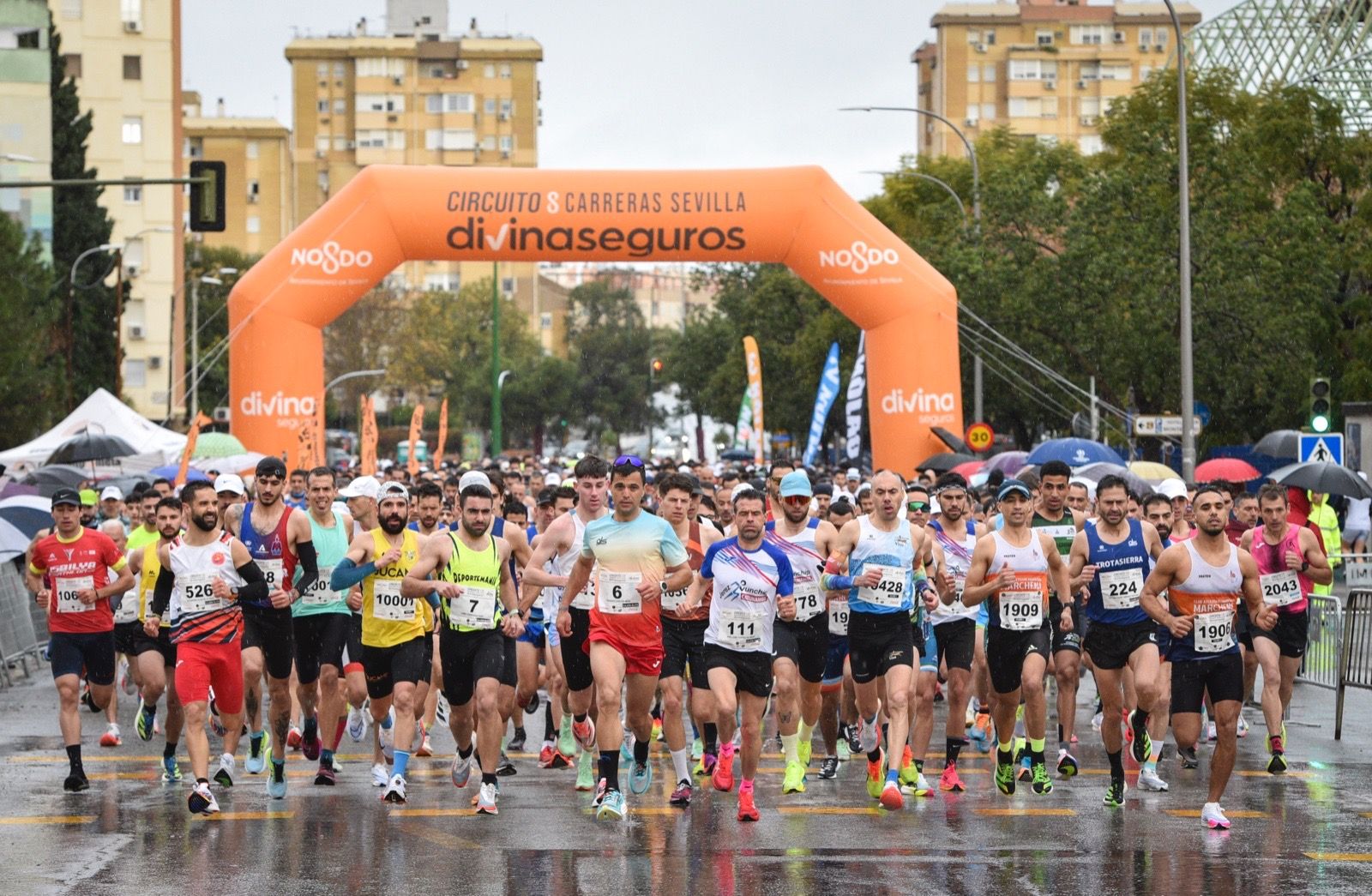 Salida de la carrera Nervión, primera cita del Circuito Divina Seguros de Carreras Populares de Sevilla.