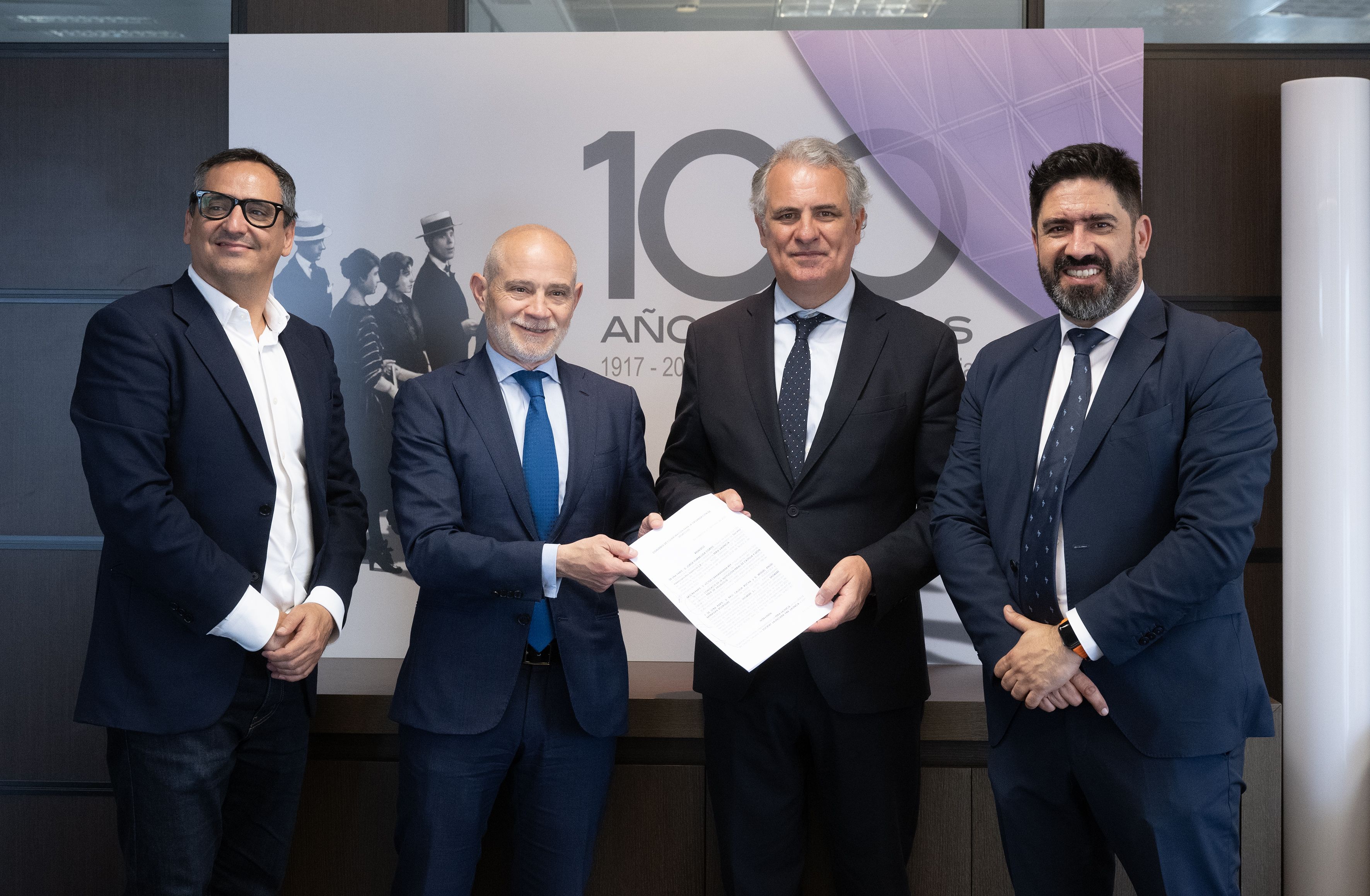 Firma de contrato de Feria Valencia, Feria de Valladolid y Show2be