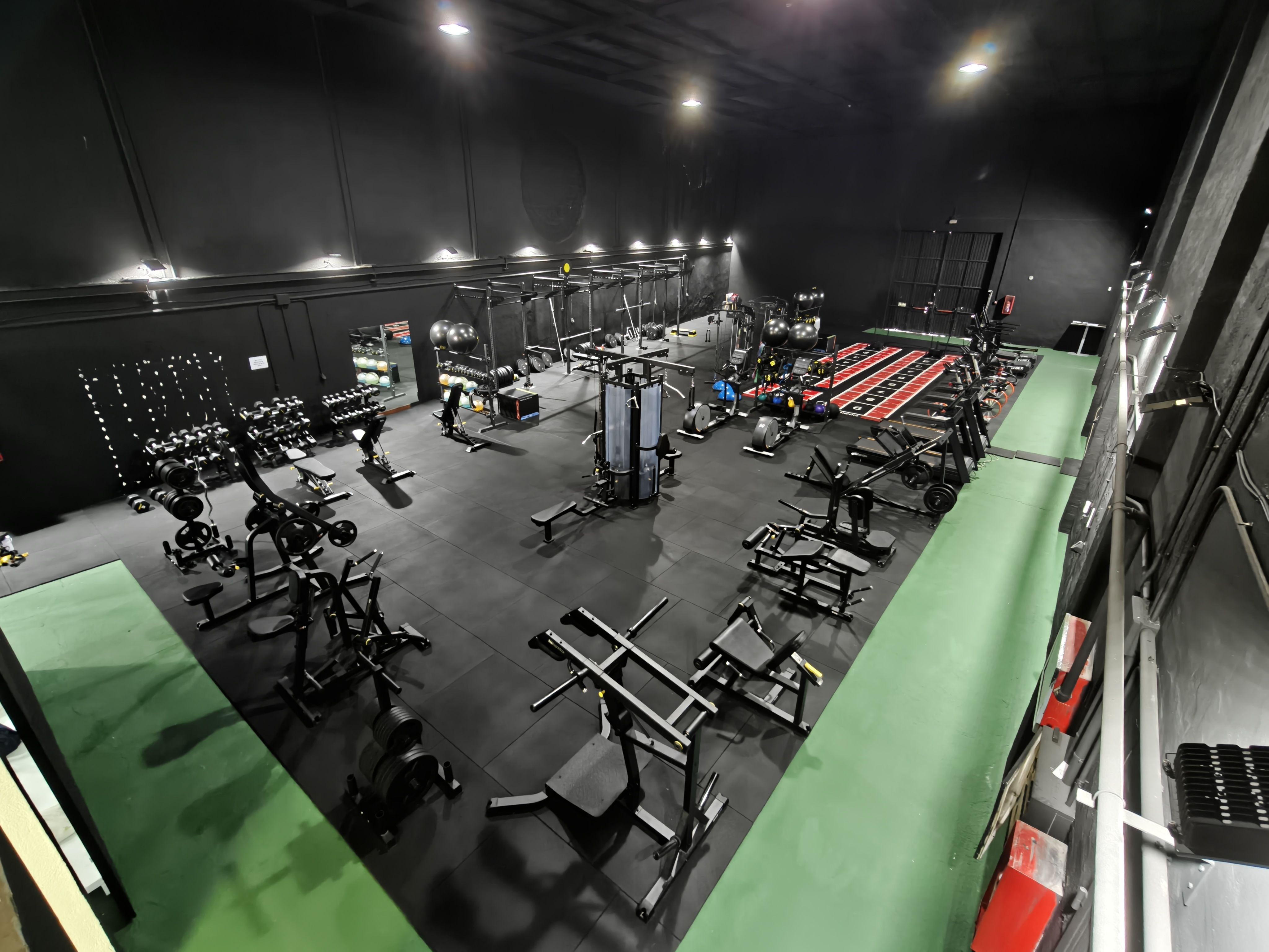 Equipamiento de fuerza de Fitness Deluxe en el Air Club de Los Ángeles de San Rafael