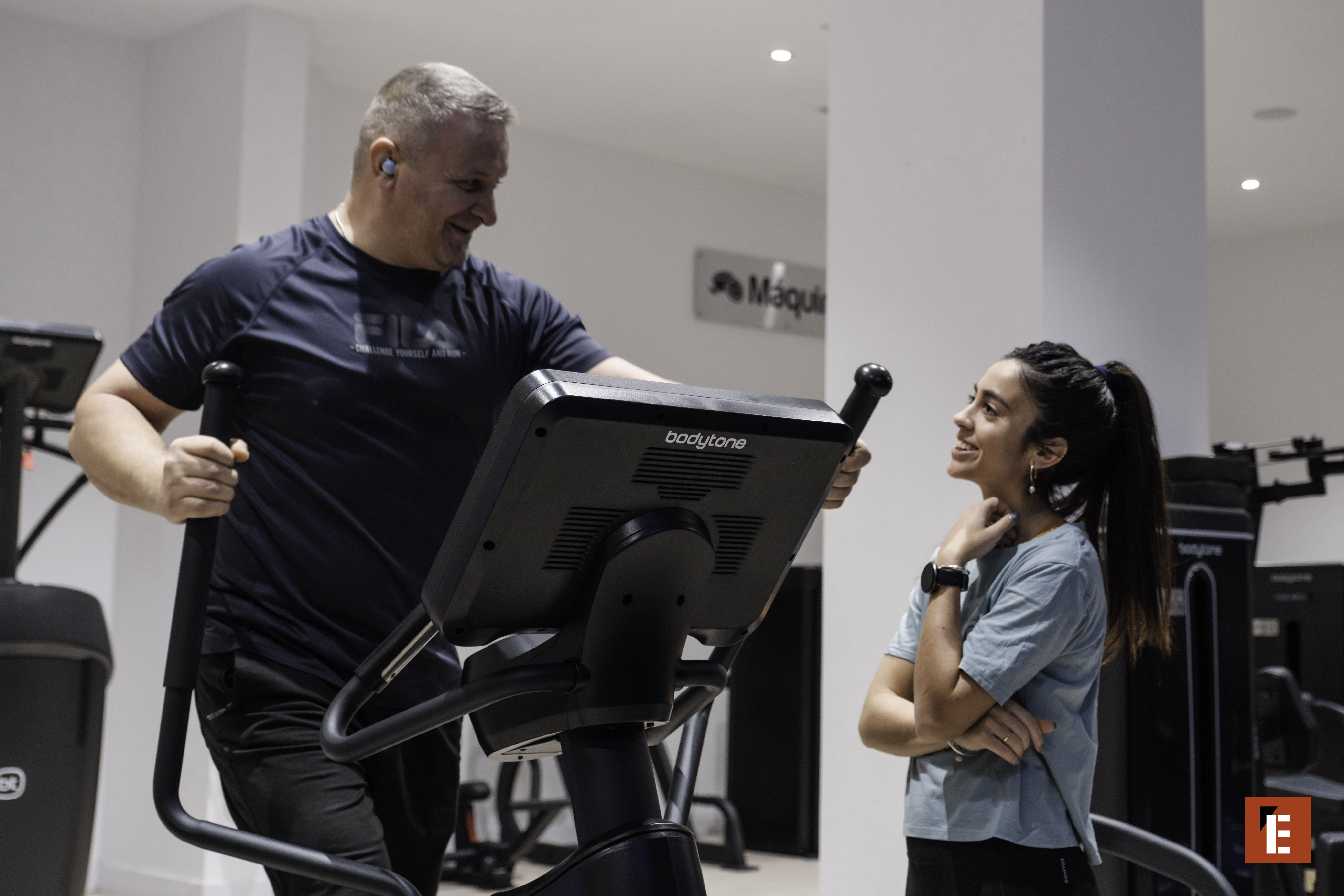 La supervisión del entrenador en un gimnasio de L'Orange Bleue