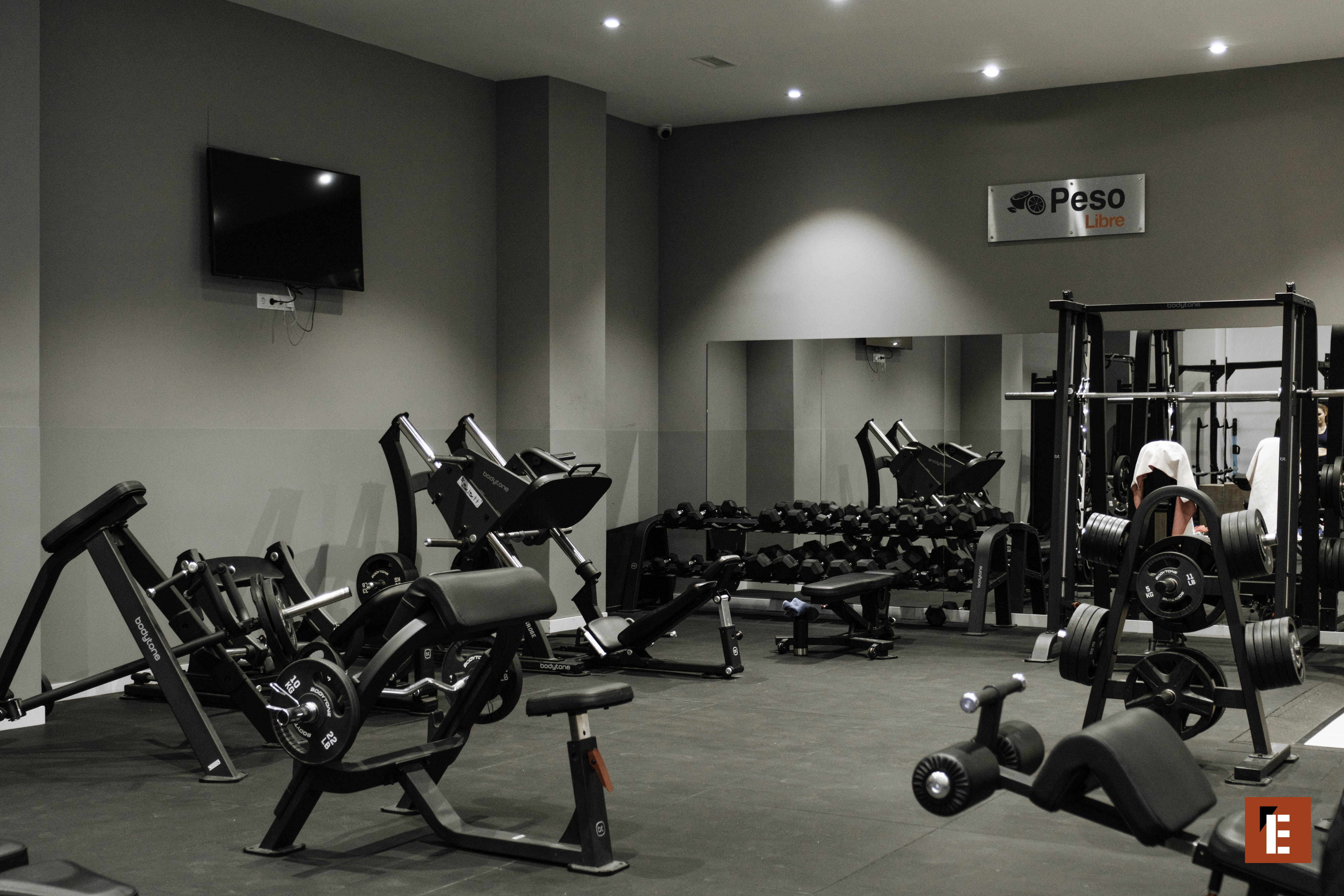 Sala de peso libre en un gimnasio de L'Orange Bleue