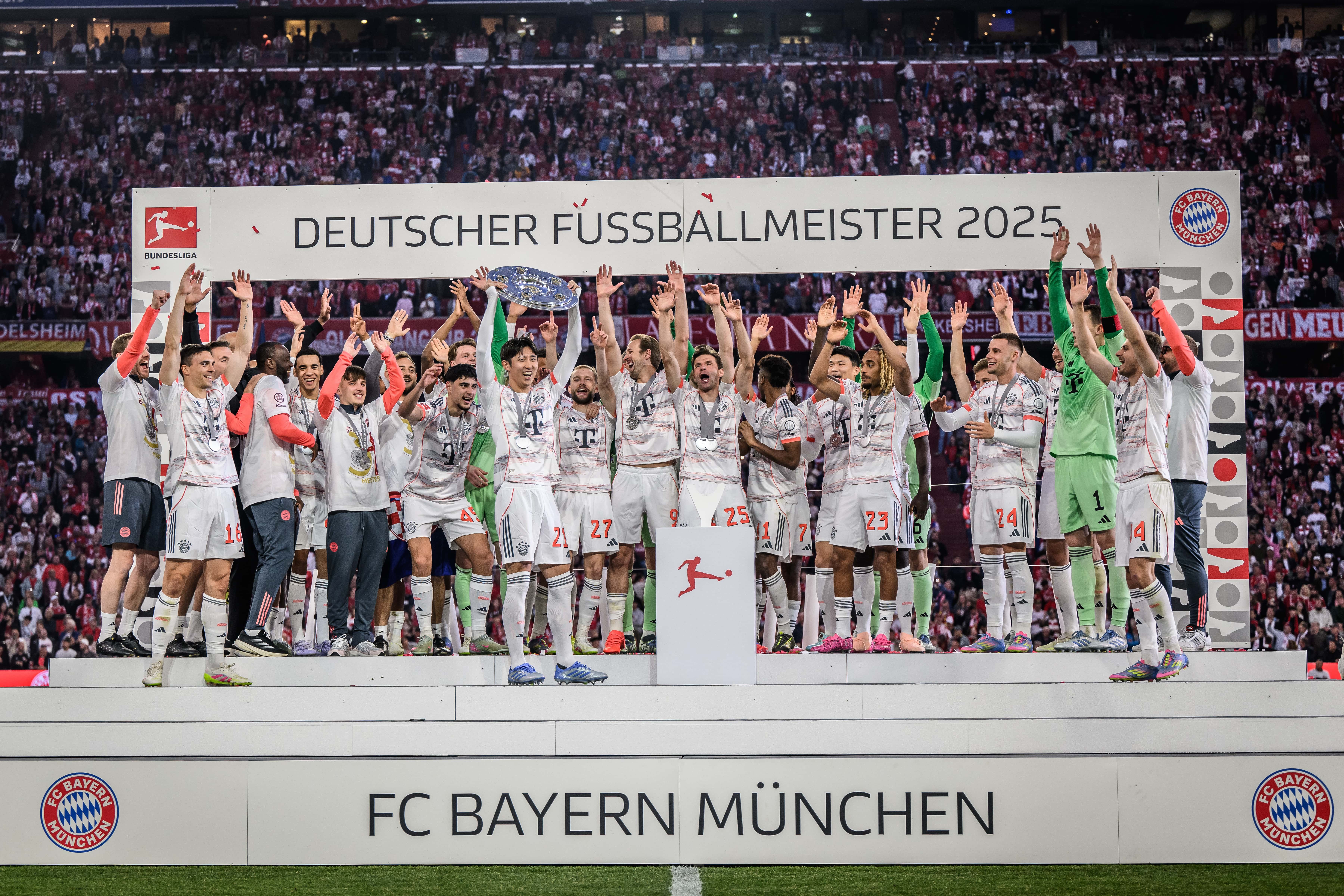 Bundesliga FC Bayern Munich 2025 trofeo recurso min
