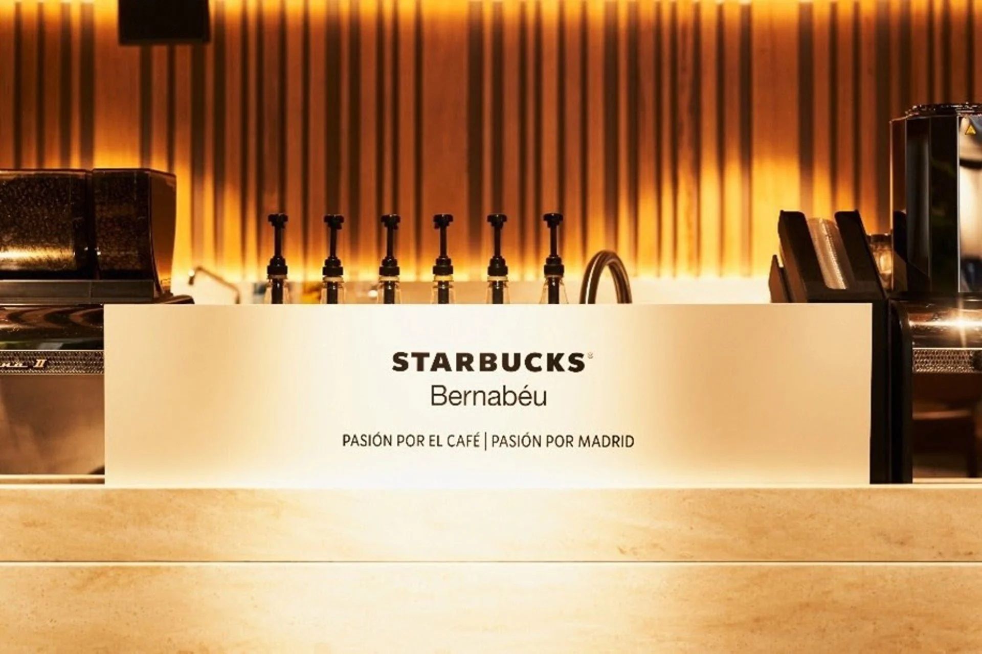 Starbucks Santiago Bernabeu Estadio Real Madrid 2025