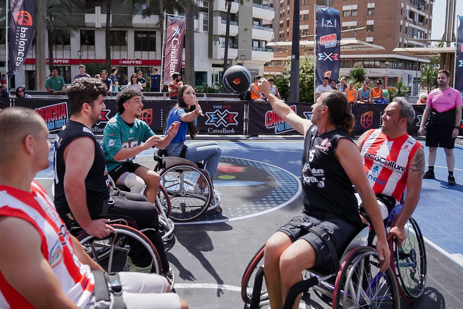 Cada parada cuenta con un torneo de Baloncesto en Silla de Ruedas (BSR) y ofrece actividades de exhibición para sensibilizar a la sociedad. 