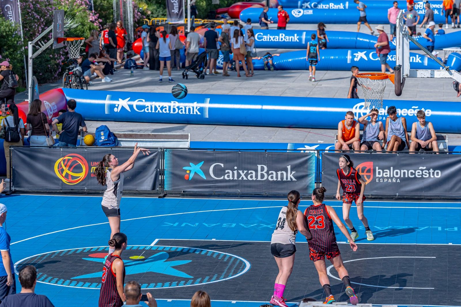 Este año, el mayor circuito de baloncesto 3x3, gratuito y al aire libre de España ha pasado a llamarse Circuito 3x3 CaixaBank