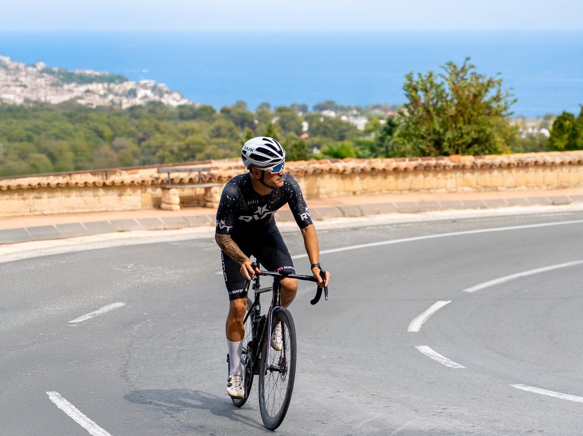 Las carreteras que rodean la Sierra de Bèrnia son un reto y un atractivo para ciclistas que buscan desniveles exigentes y paisajes