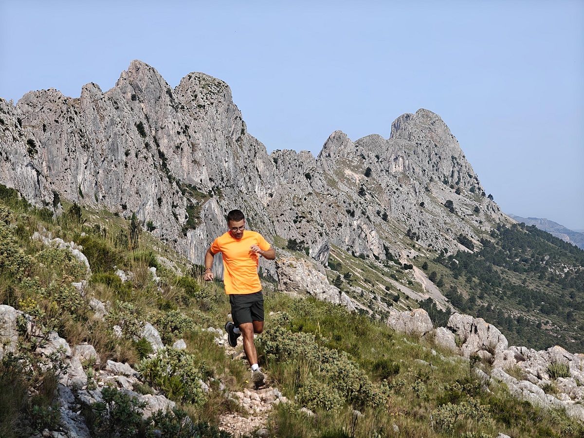 El sendero de la Sierra de Bèrnia regala panorámicas únicas del Mediterráneo y de la Costa Blanca, un enclave perfecto para el senderismo