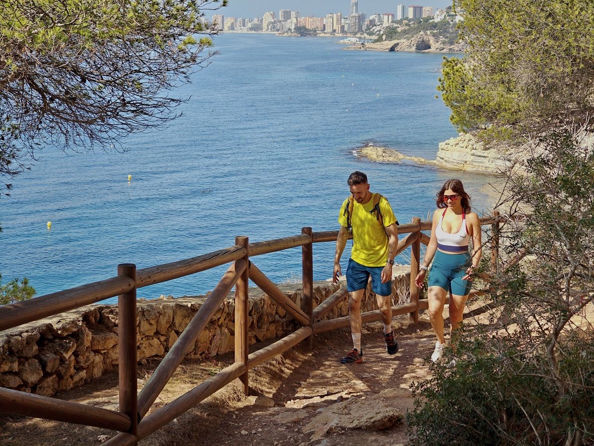 Explorar la costa de Benissa en piragua es una experiencia que combina deporte y tranquilidad, con calas y acantilados de gran belleza (2)