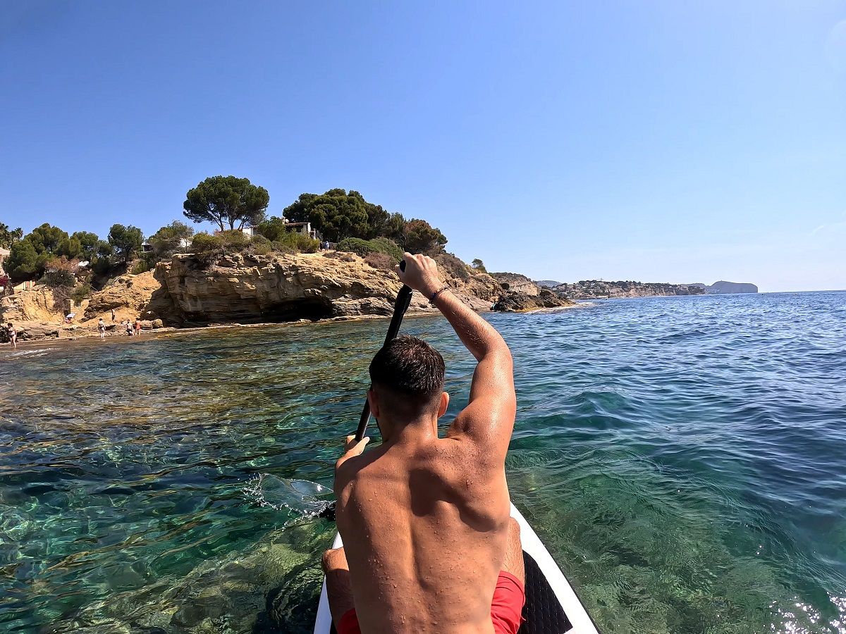 Explorar la costa de Benissa en piragua es una experiencia que combina deporte y tranquilidad, con calas y acantilados de gran belleza