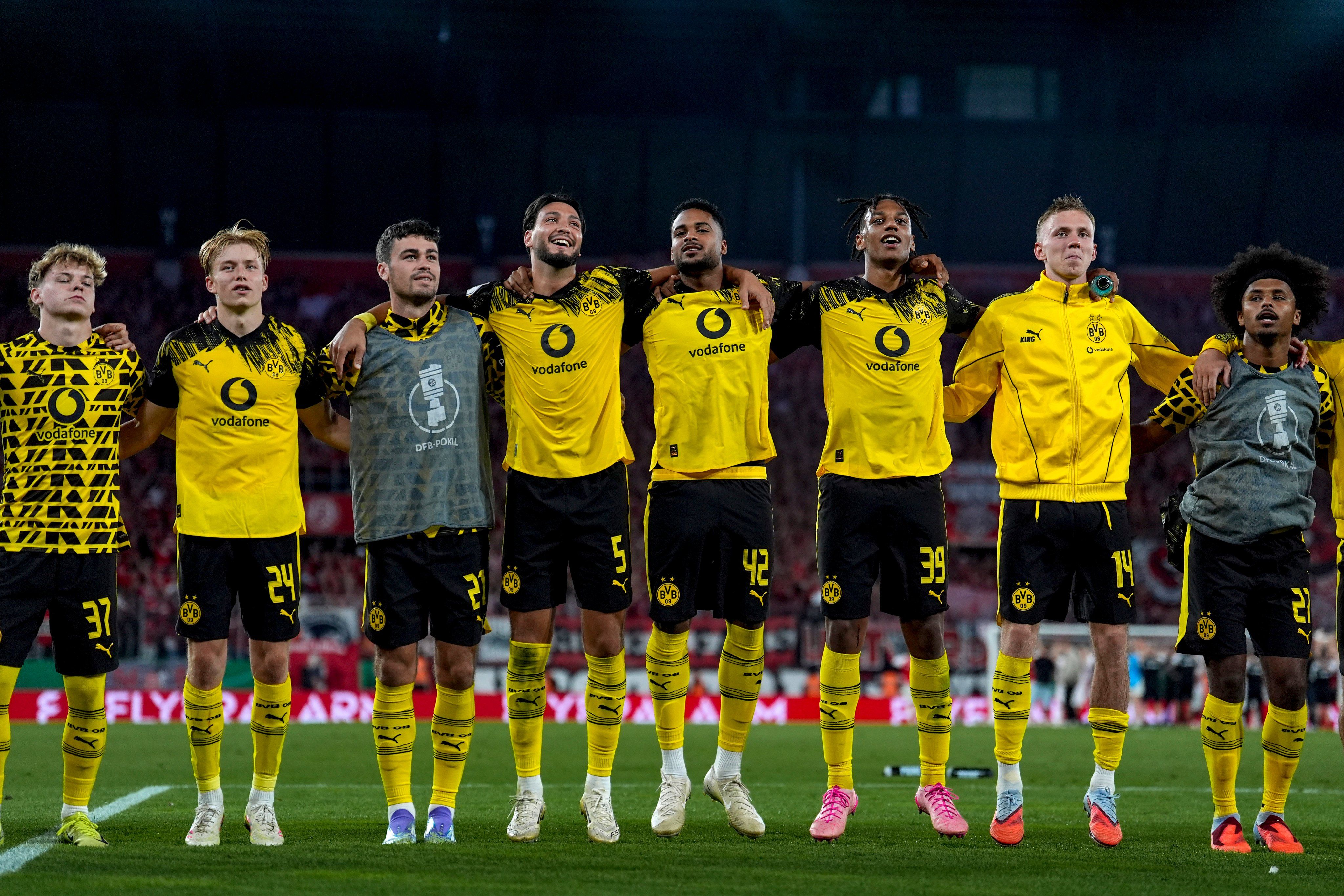 Borussia Dortmund Puma Vodafone plantilla 2025