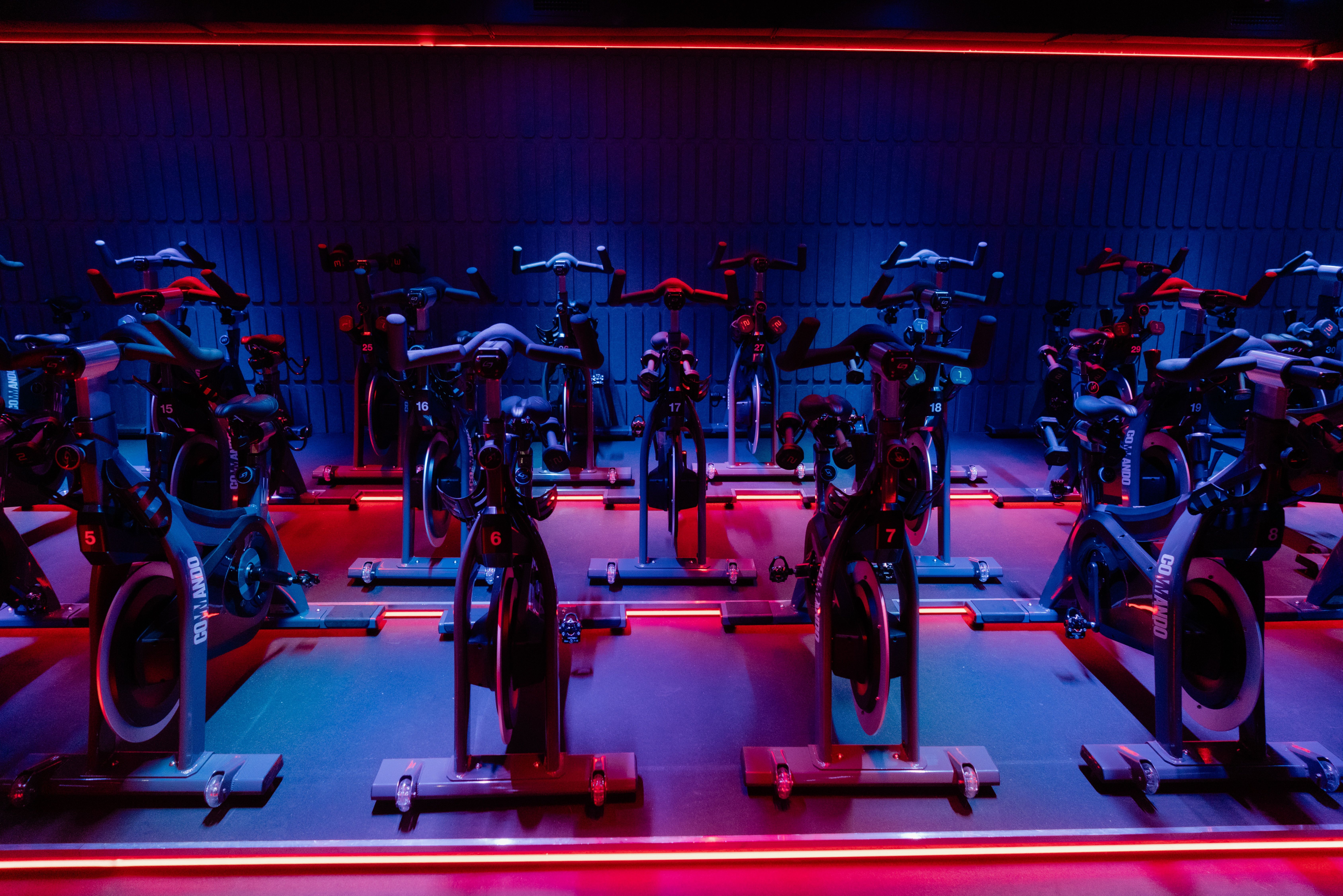 Sala ciclo indoor bicicletas Gimnasio Commando Madrid