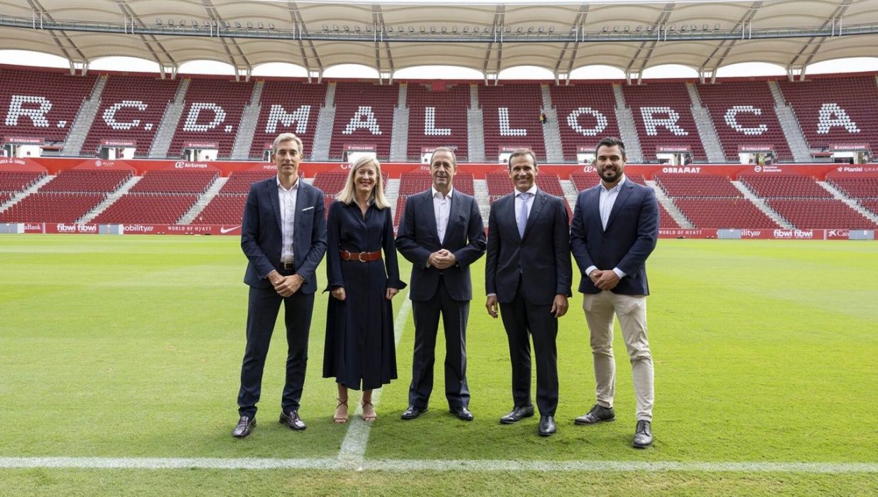El RCD Mallorca recibe al CEO de CaixaBank en el Estadi Mallorca Son Moix