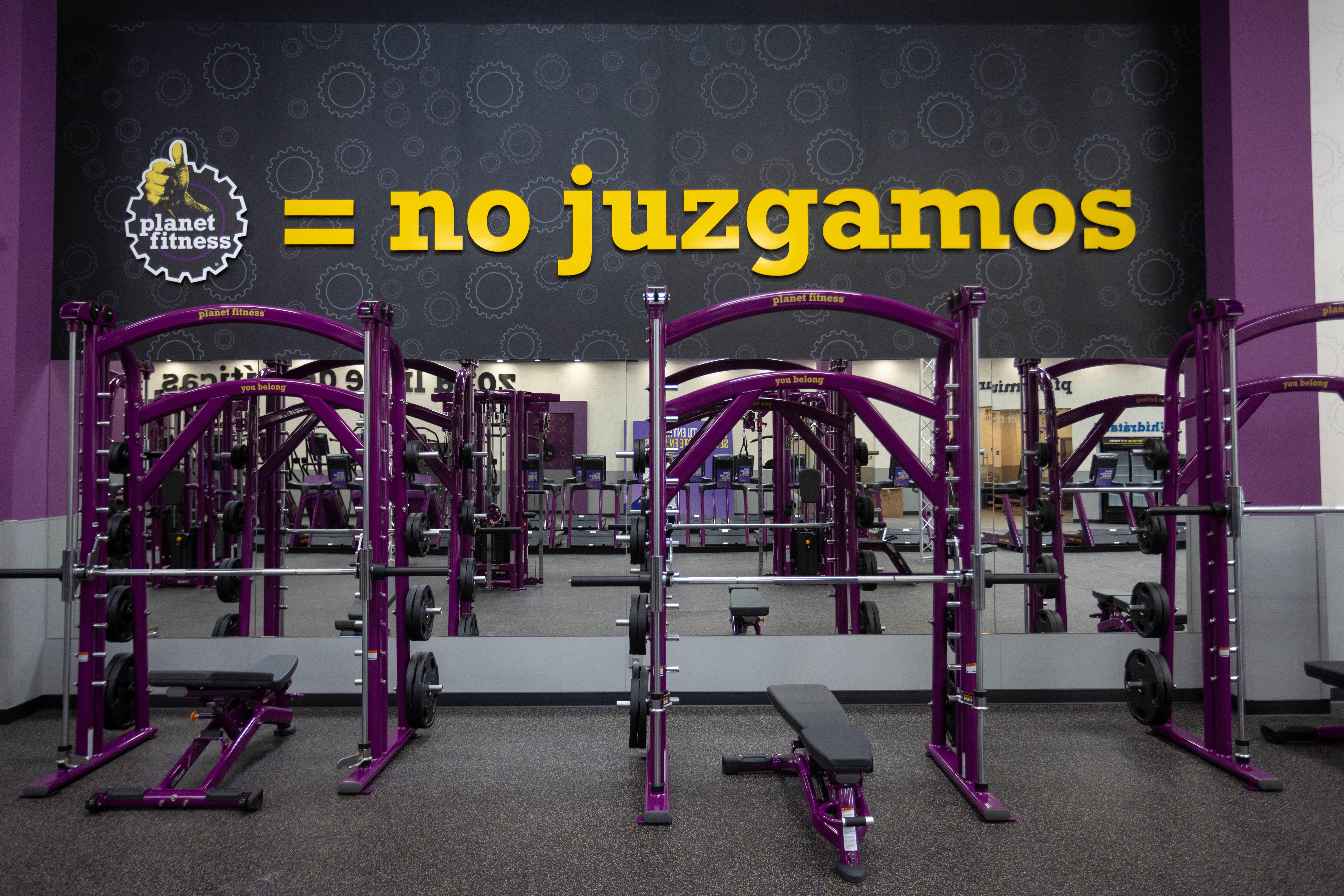 Zona de peso libre en un gimnasio de Planet Fitness