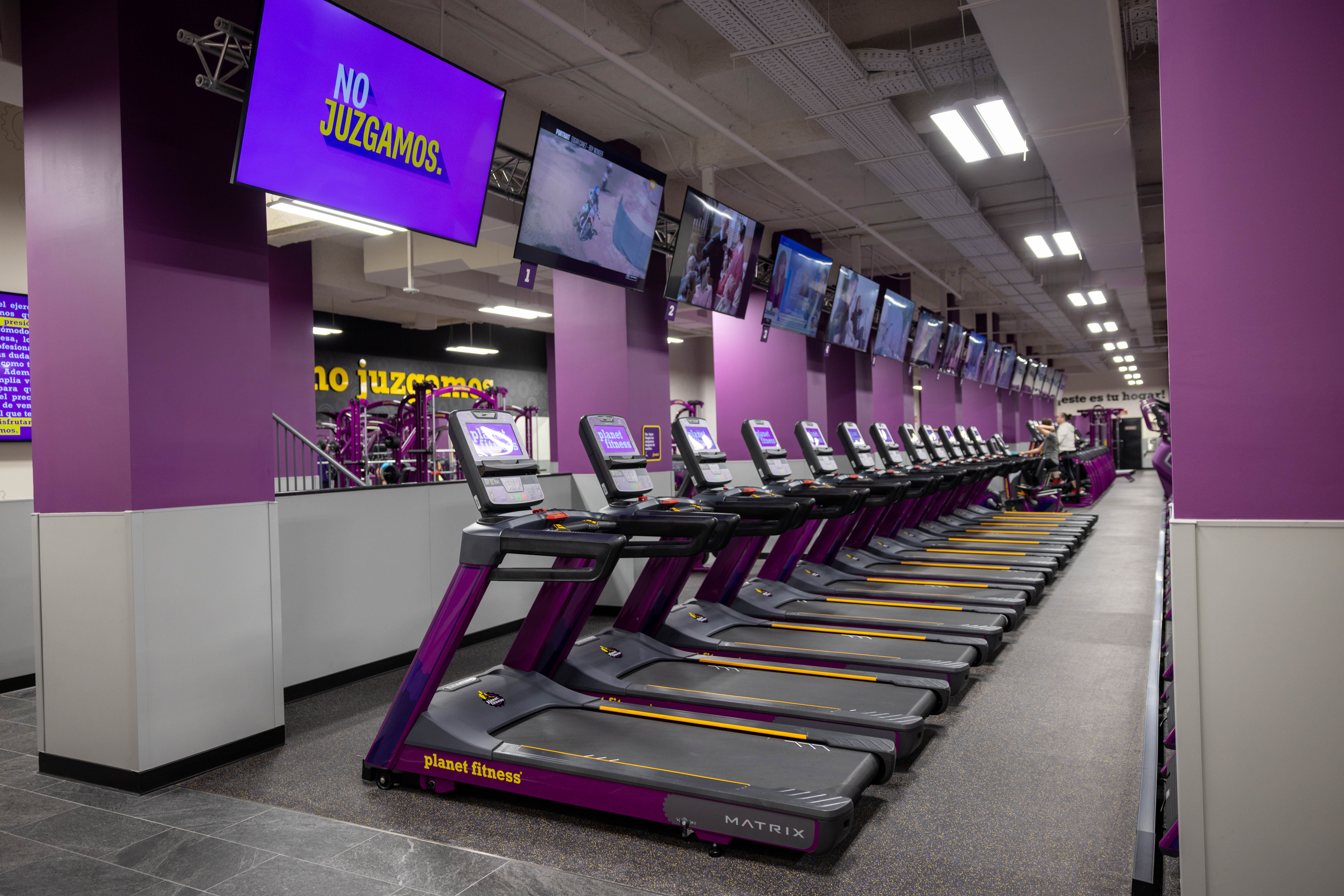 Zona de cardio en un club de Planet Fitness
