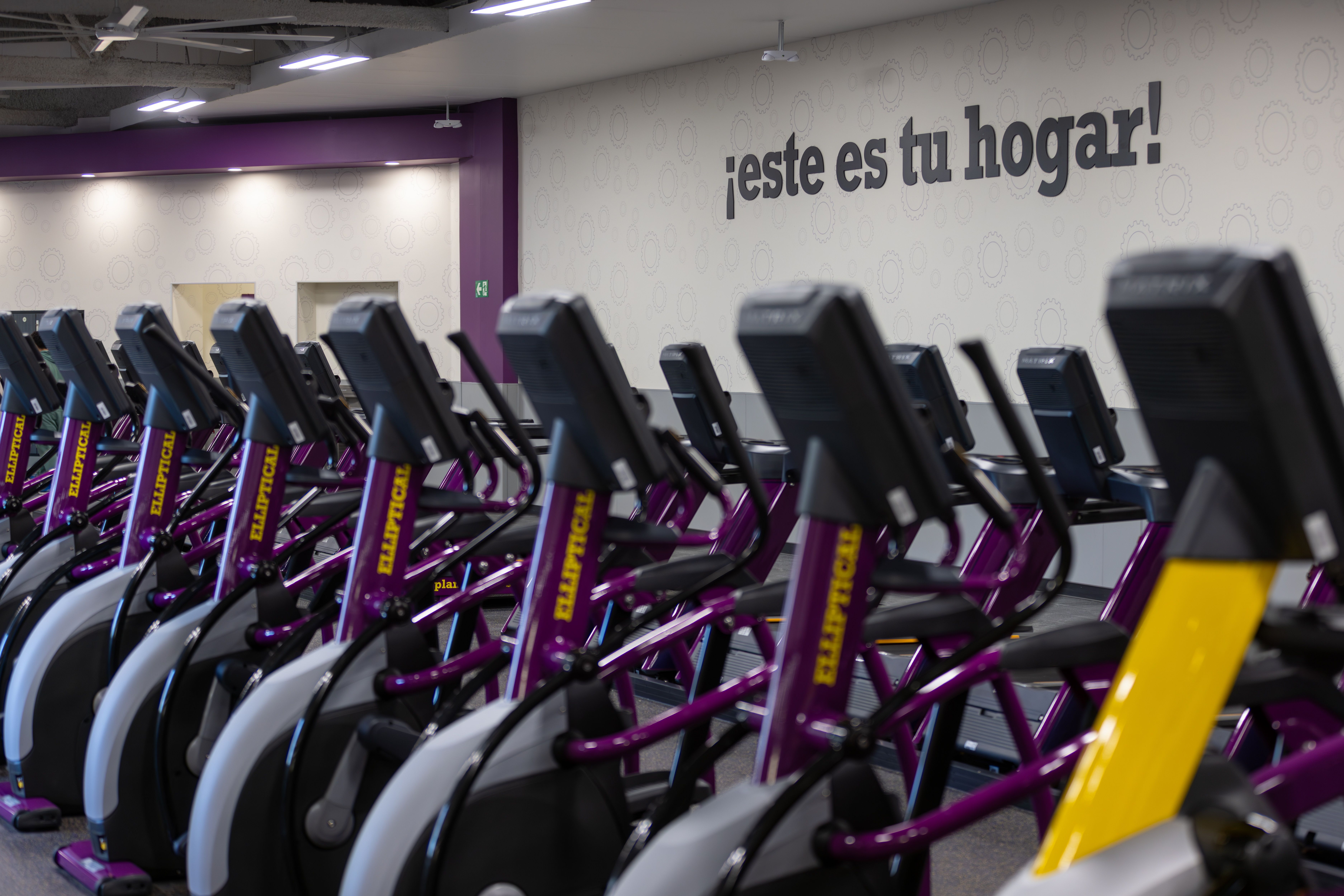 Elípticas en el gimnasio de Planet Fitness en Fuenlabrada