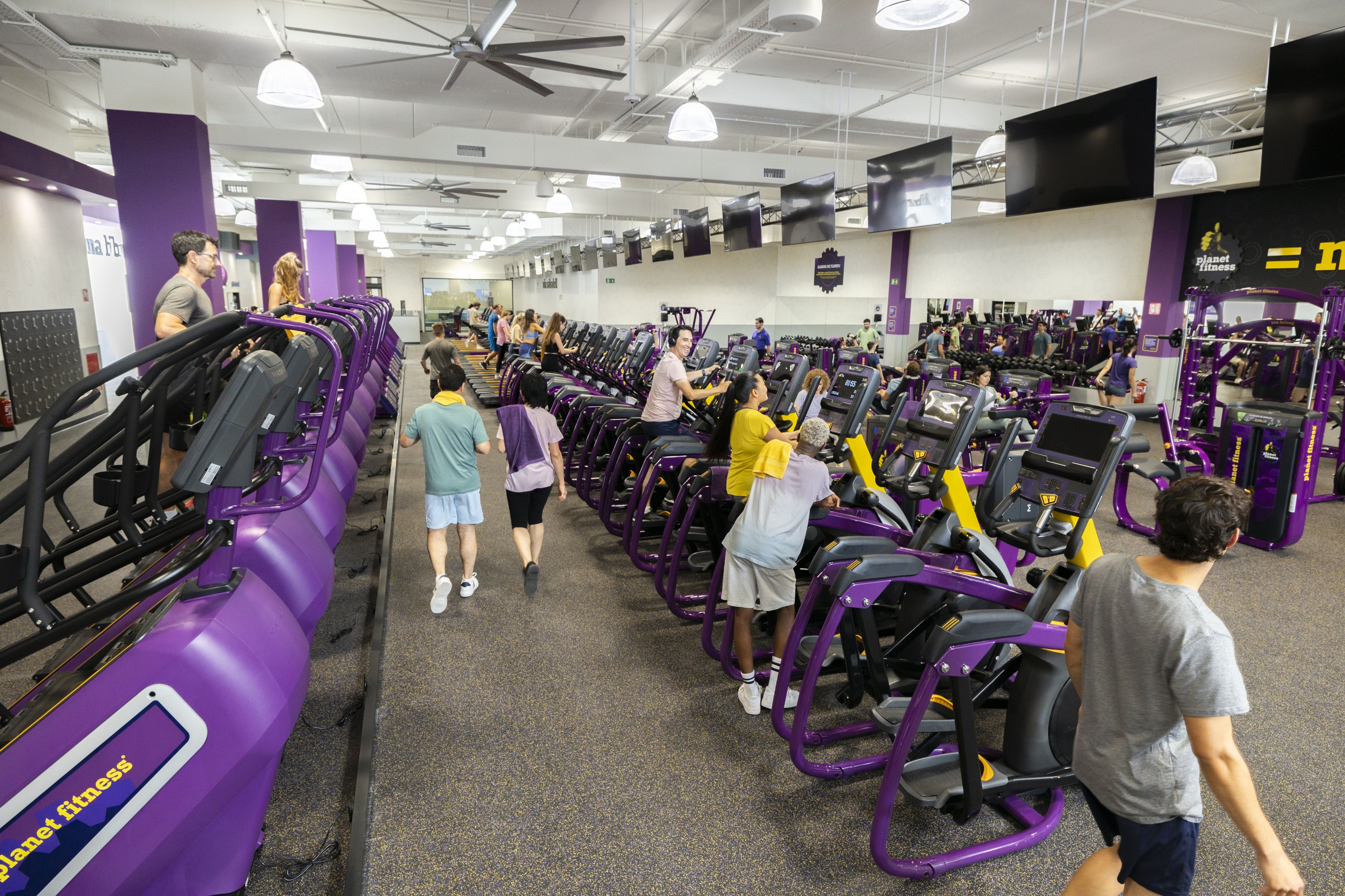 Usuarios en la sala cardio de un gimnasio de Planet Fitness