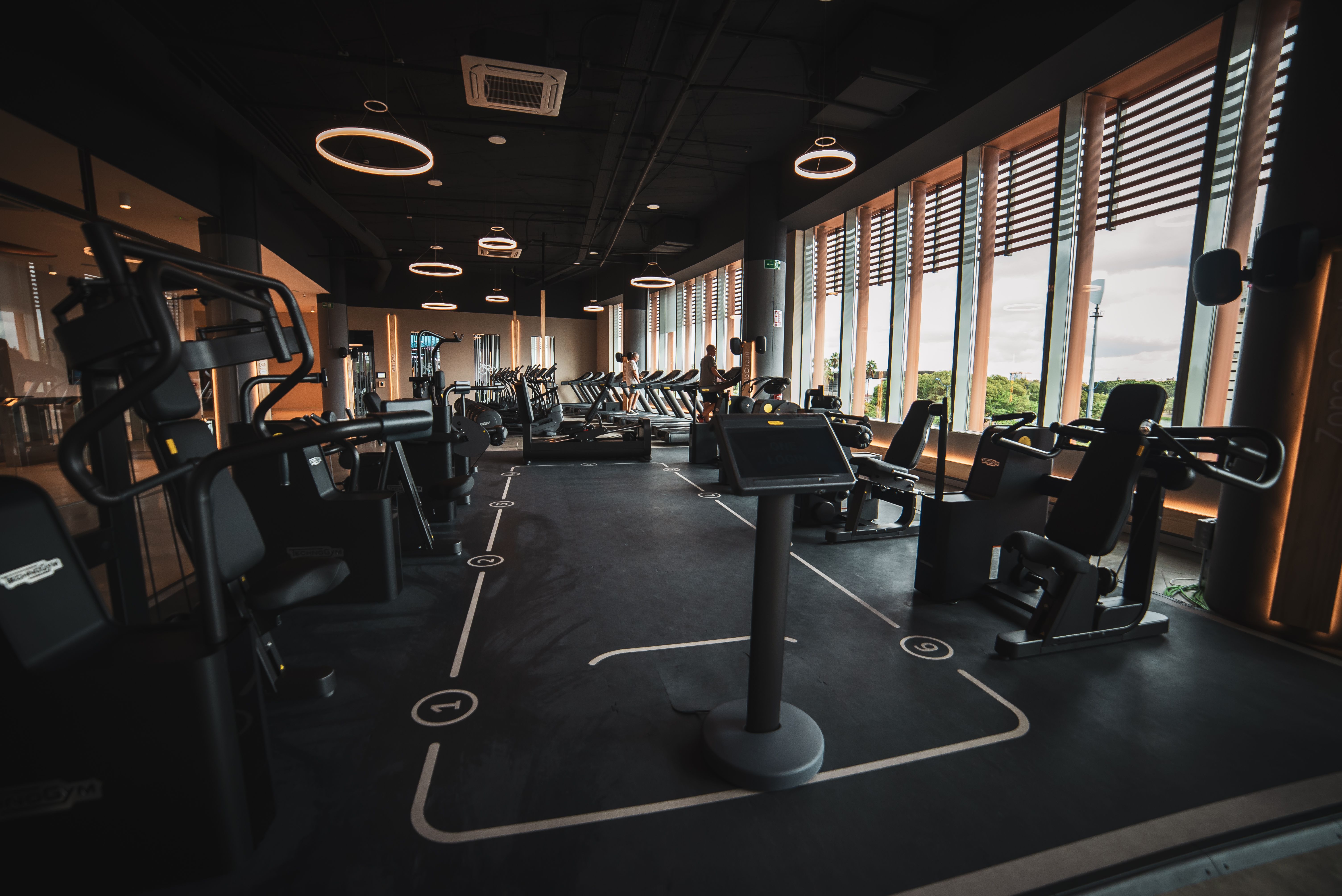 YO10 Sport Club Sevilla Gimnasio Technogym 1