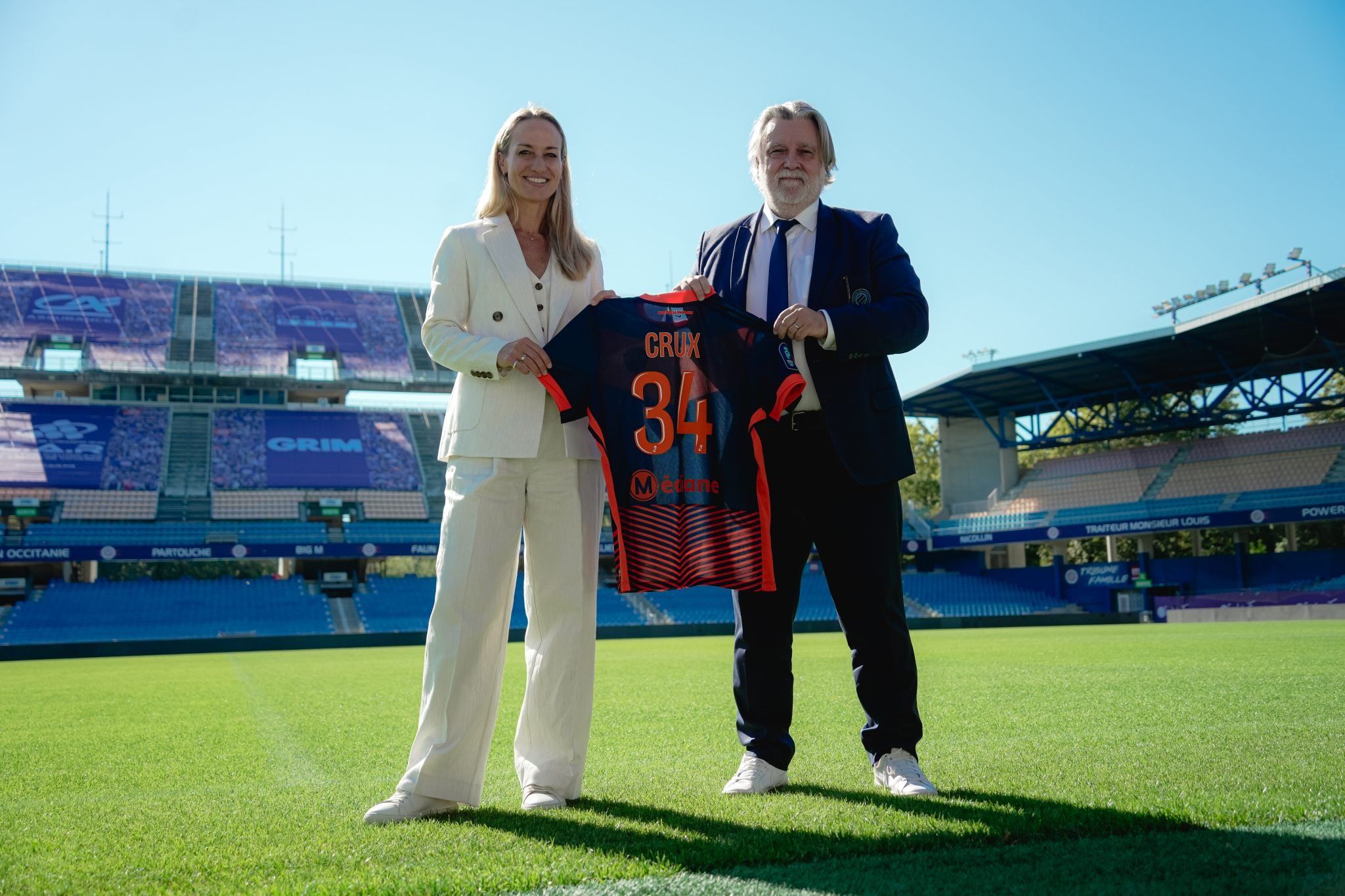 Montpellier Femenino Crux Football holding 2025