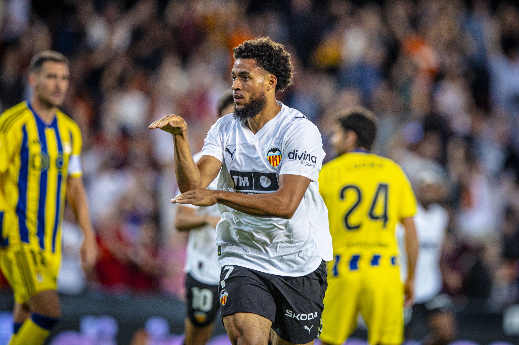 Valencia CF LaLiga TM Puma Divina Seguros 2025 2026