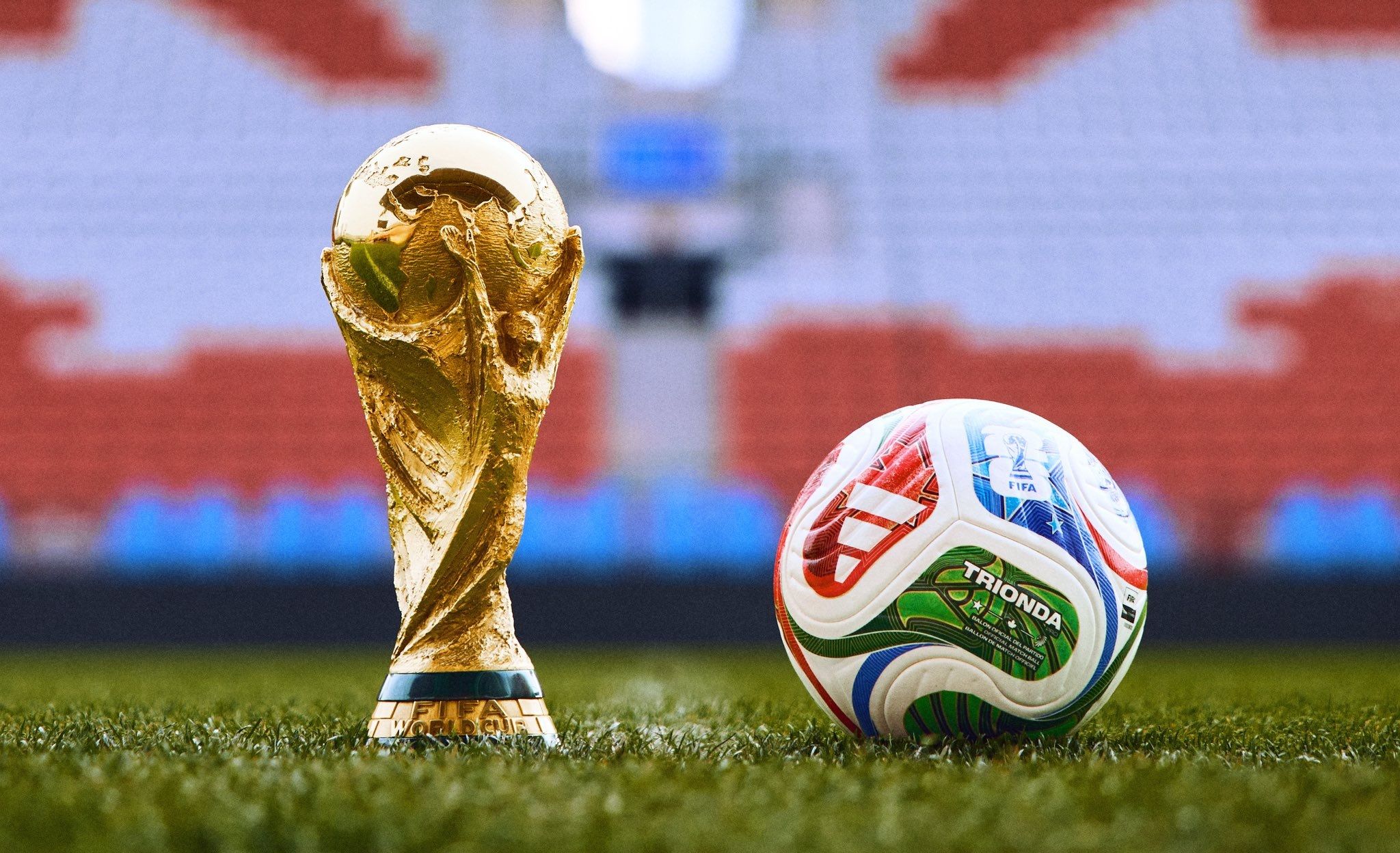 Mundial 2026 Balón Adidas Trofeo FIFA césped