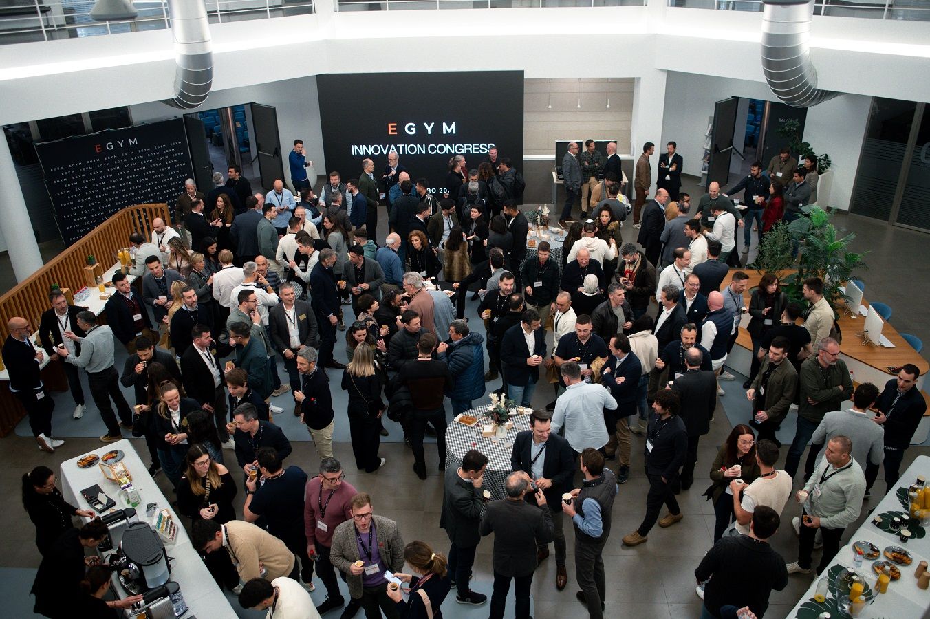 Espacios de networking diseñados para fomentar la colaboración entre profesionales y marcas del sector.