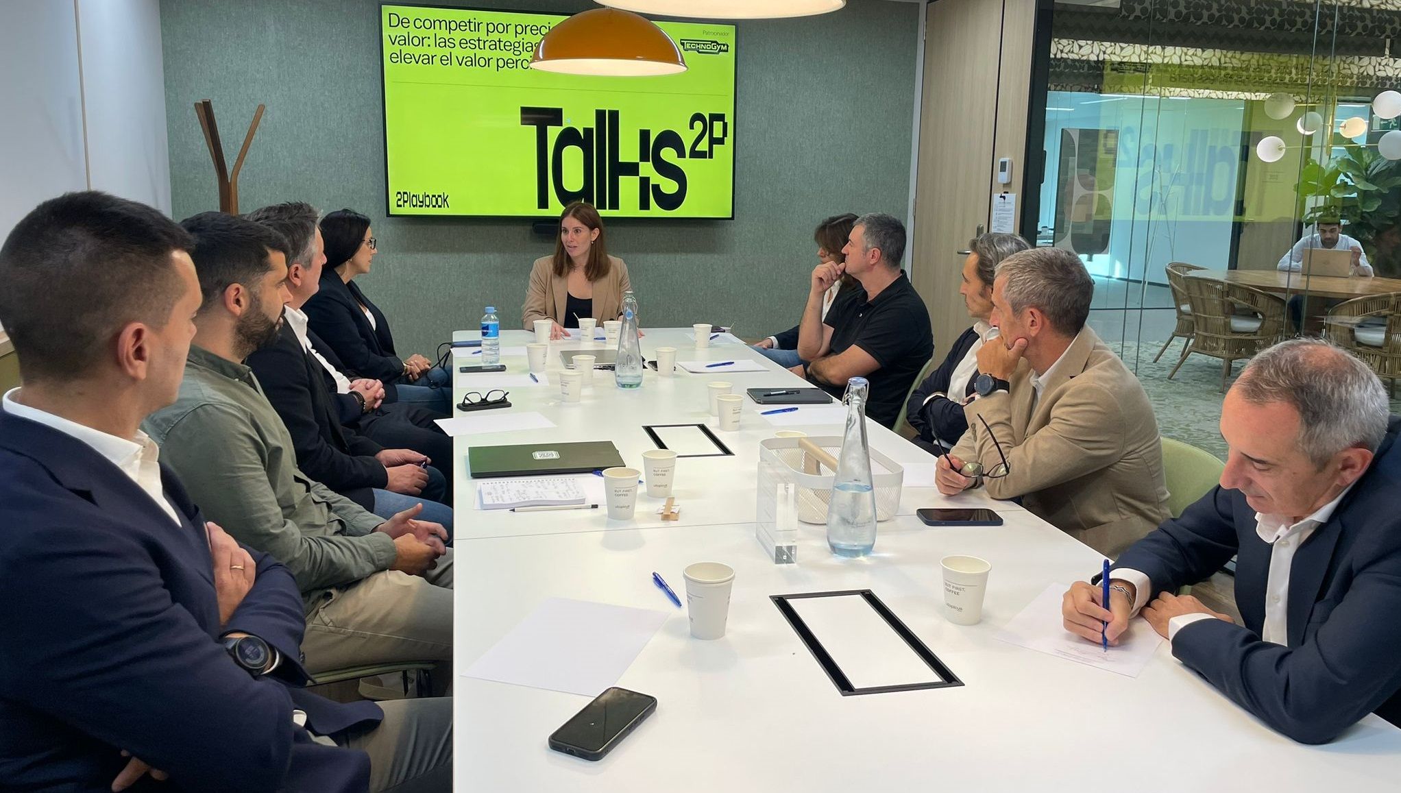 Representantes de Anytime Fitness, Adecaff, CDO, CET10, Claror, Fitness Park, Forus y We/On coincidieron en que subir precios exige elevar la experiencia, reforzando la narrativa de salud y bienestar frente al descuento.