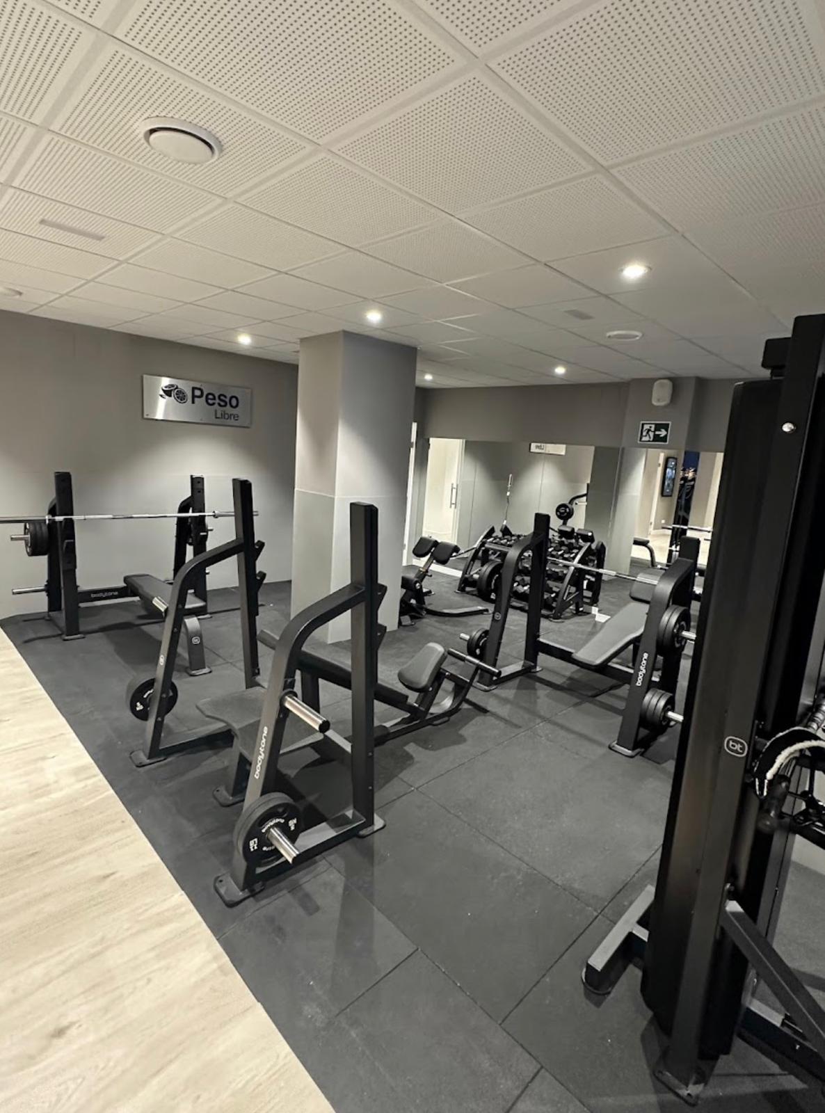 El centro de Vicálvaro destaca por su atención personalizada y la estabilidad de su plantilla, con tres entrenadores fijos desde la apertura.