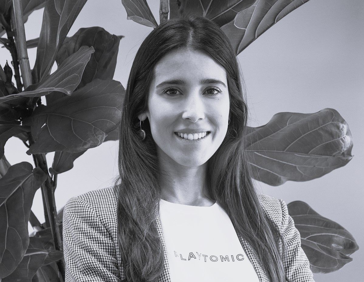 Foto medios  Laura Rivas  2 on on one byn