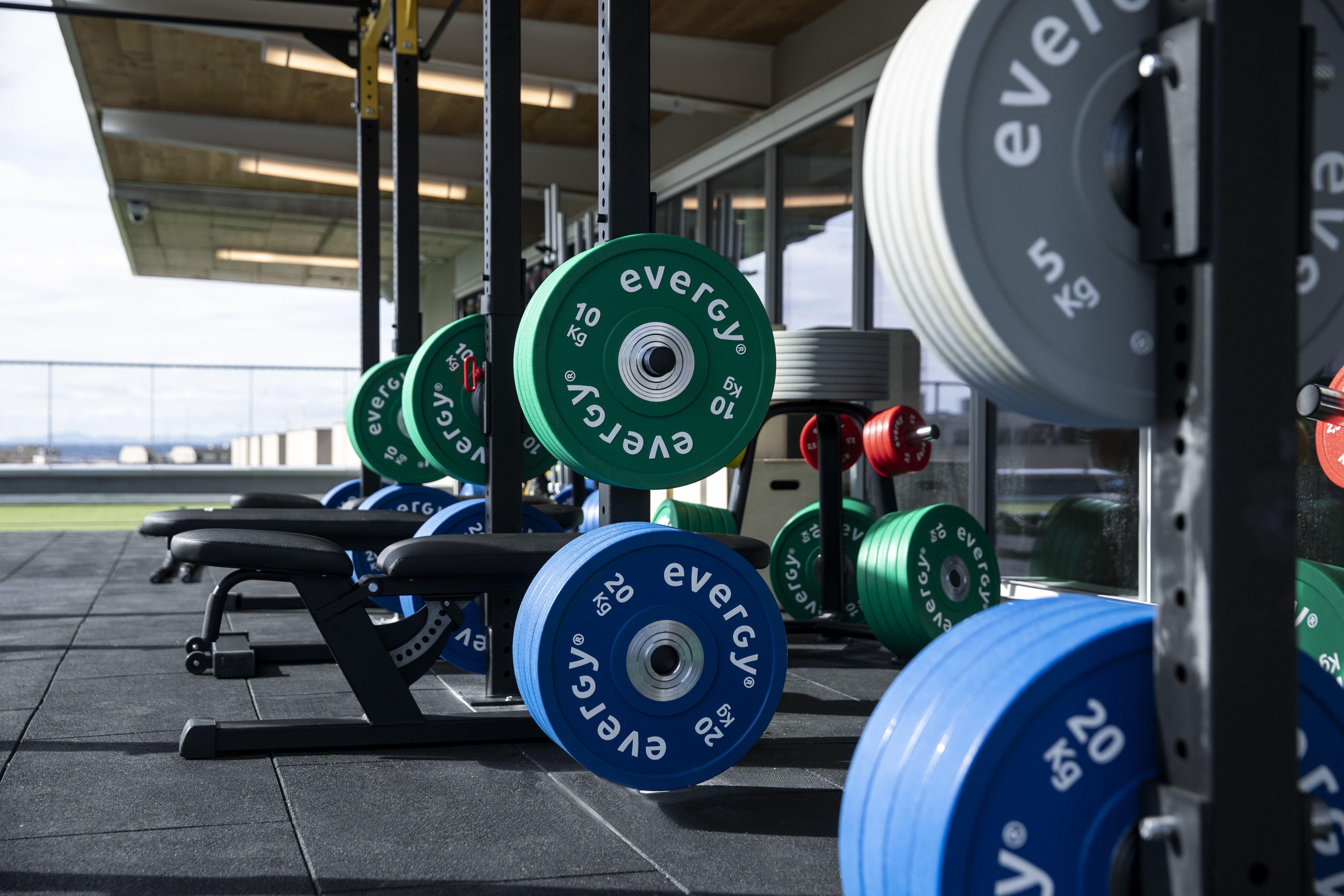 En Sportrade ha equipado las zonas de entrenamiento de fuerza, vestuarios, spa y salas colectivas