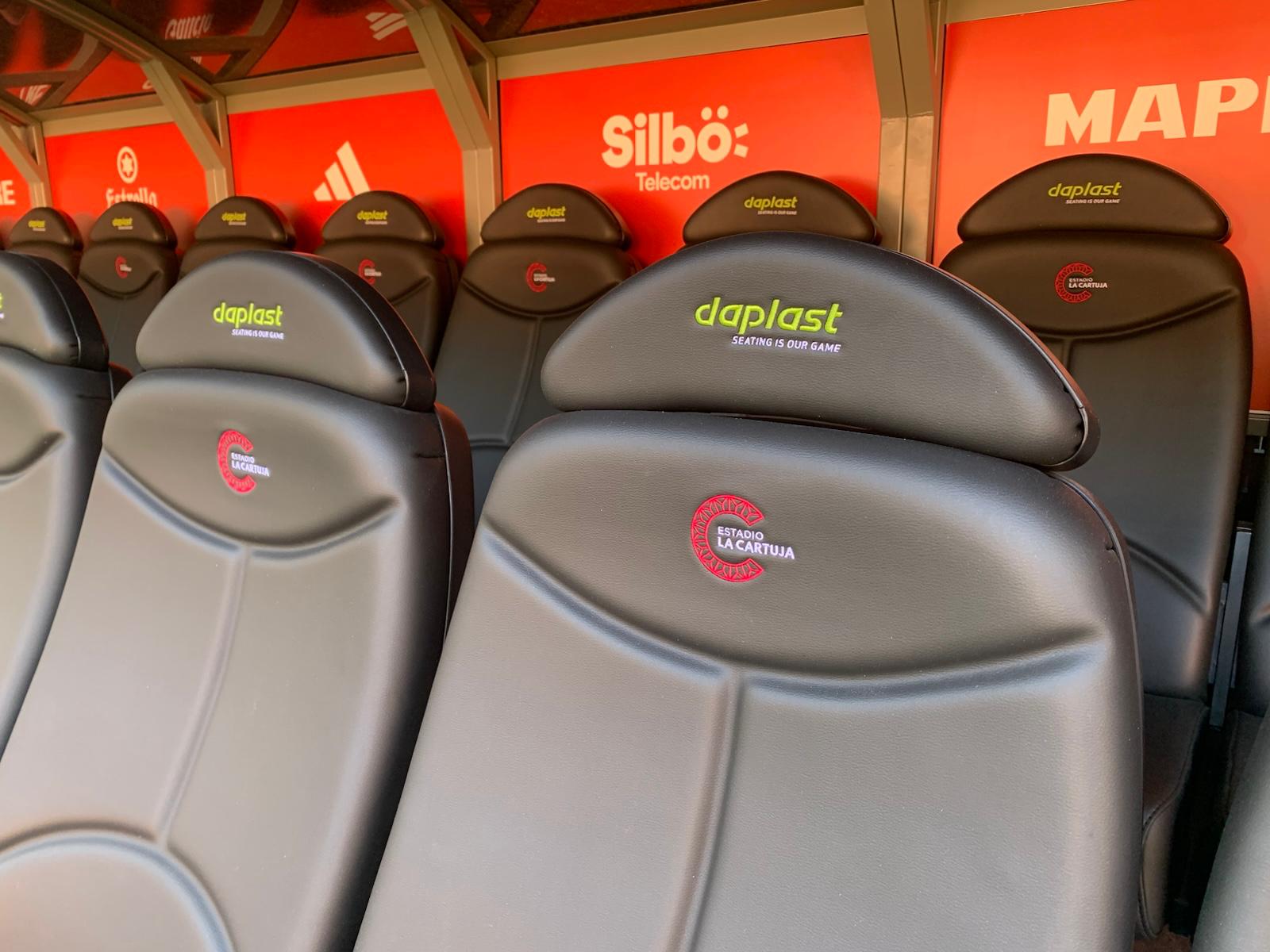 Daplast fabricó y personalizó las butacas de los banquillos con el logotipo de La Cartuja