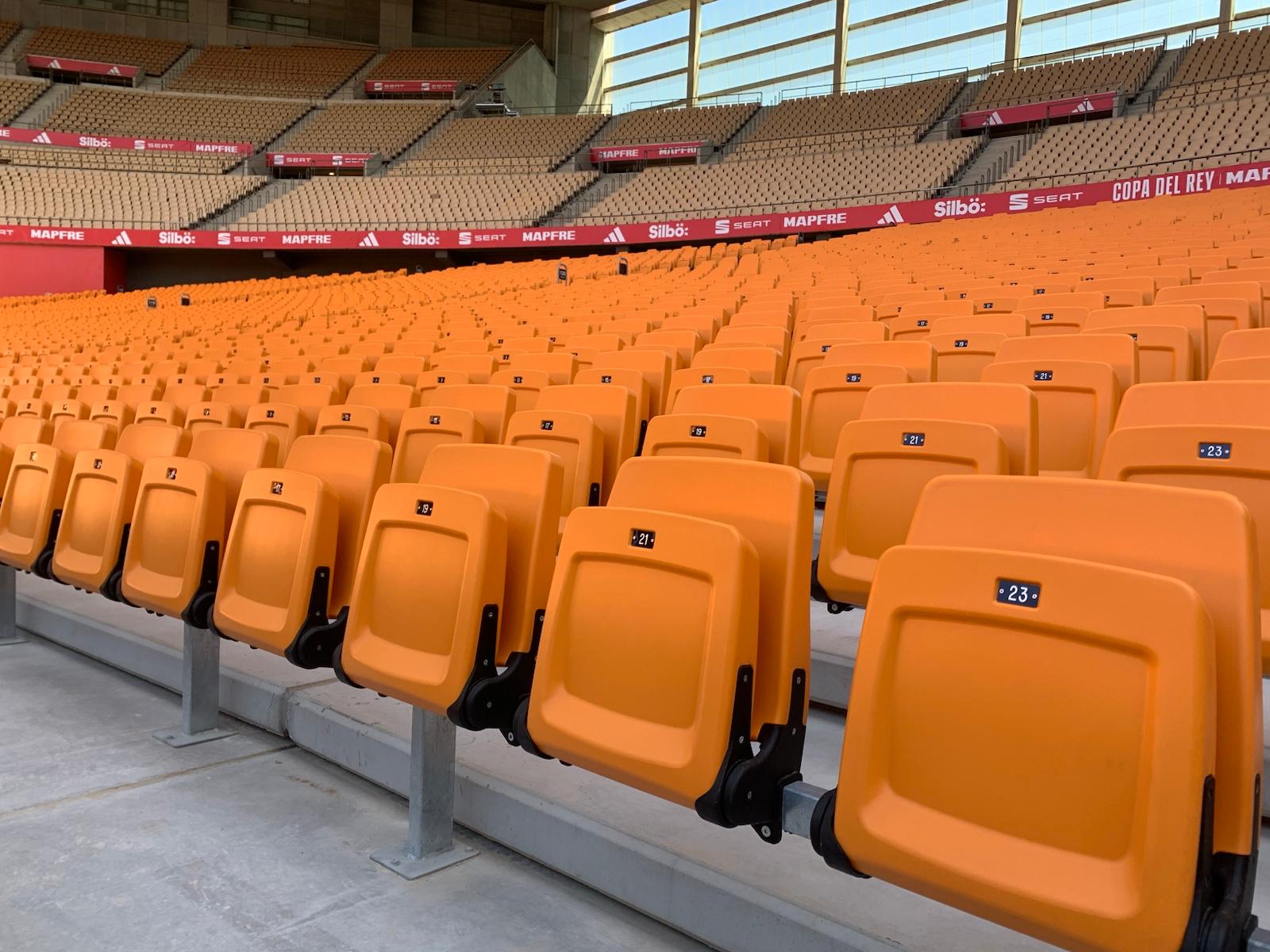 El color naranja del graderío fue desarrollado a medida, aportando identidad al recinto