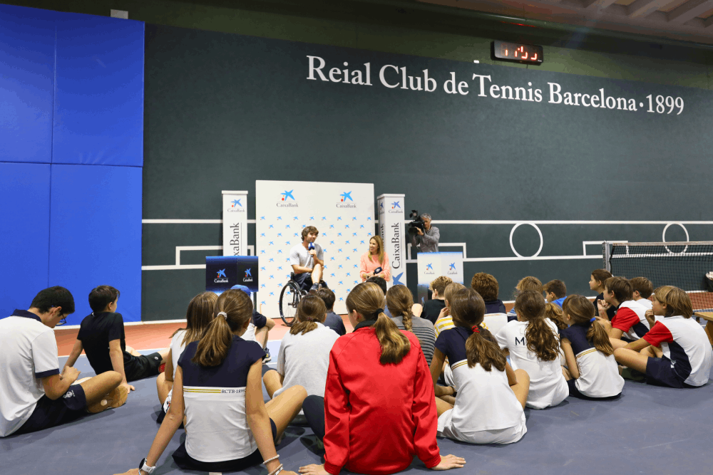 40 niños del a escuela RCTB 1899 participan en la masterclass teórico práctica de Daniel Caverzaschi