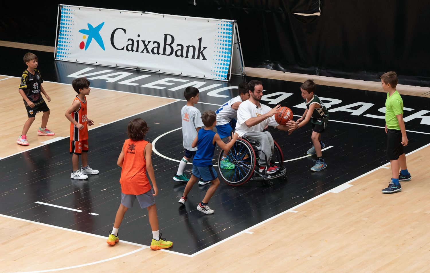 Dani Stix juega con los niños y niñas participantes en el campus del Valencia Basket Club